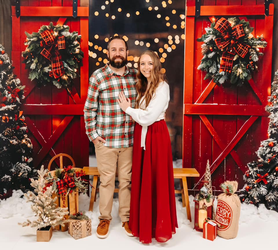 Kate Noël Nuit Rouge Porte de grange Neige Toile de fond conçue par Emetselch - Kate Backdrop FR