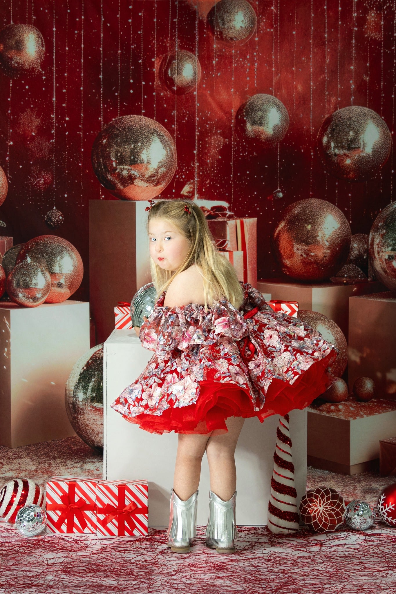 Offres Éclair #2 Kate Disco Noël Rétro Décor Argent Mur rouge Toile de fond conçue par Mini MakeBelieve - Kate Backdrop FR