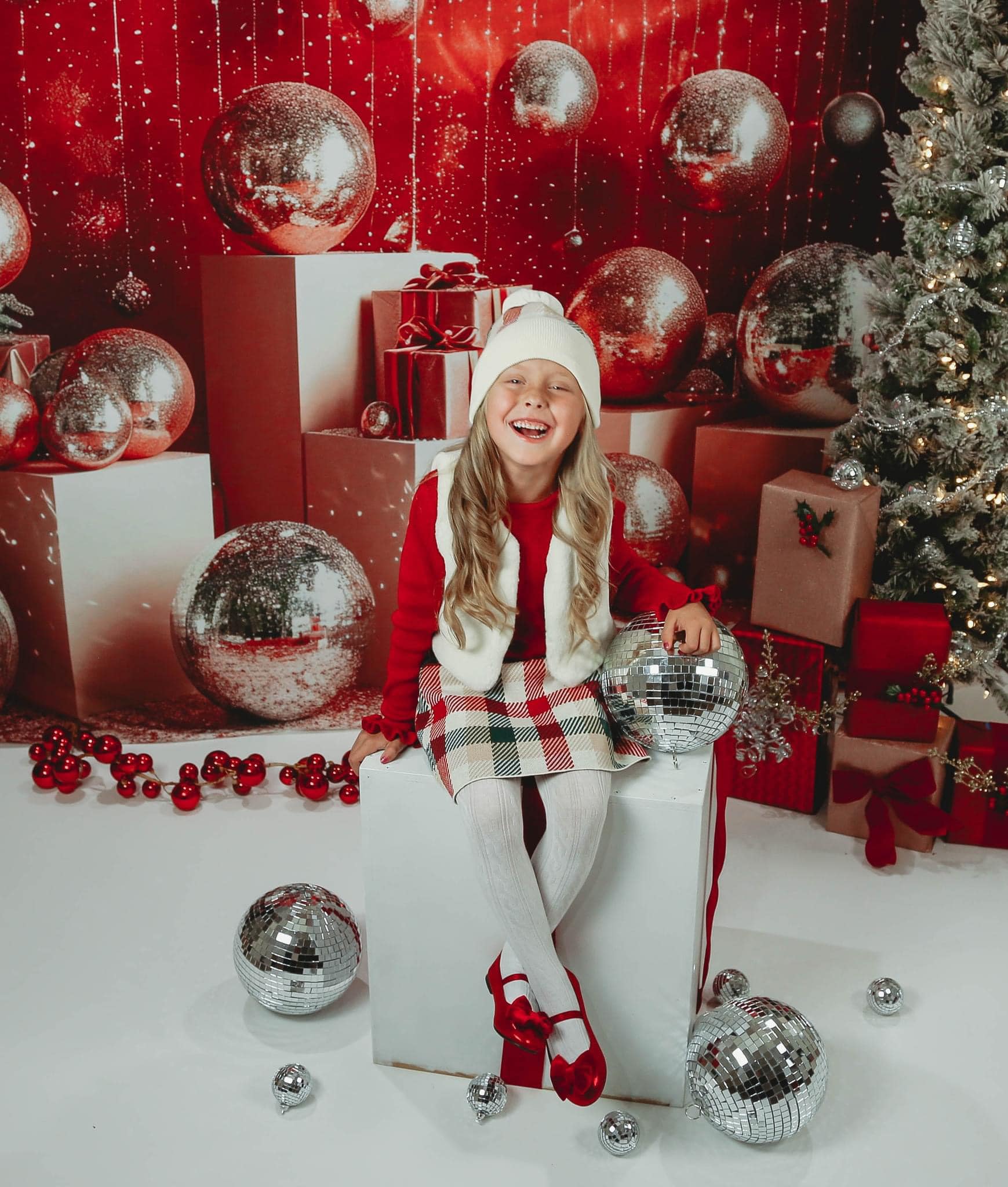Offres Éclair #2 Kate Disco Noël Rétro Décor Argent Mur rouge Toile de fond conçue par Mini MakeBelieve - Kate Backdrop FR