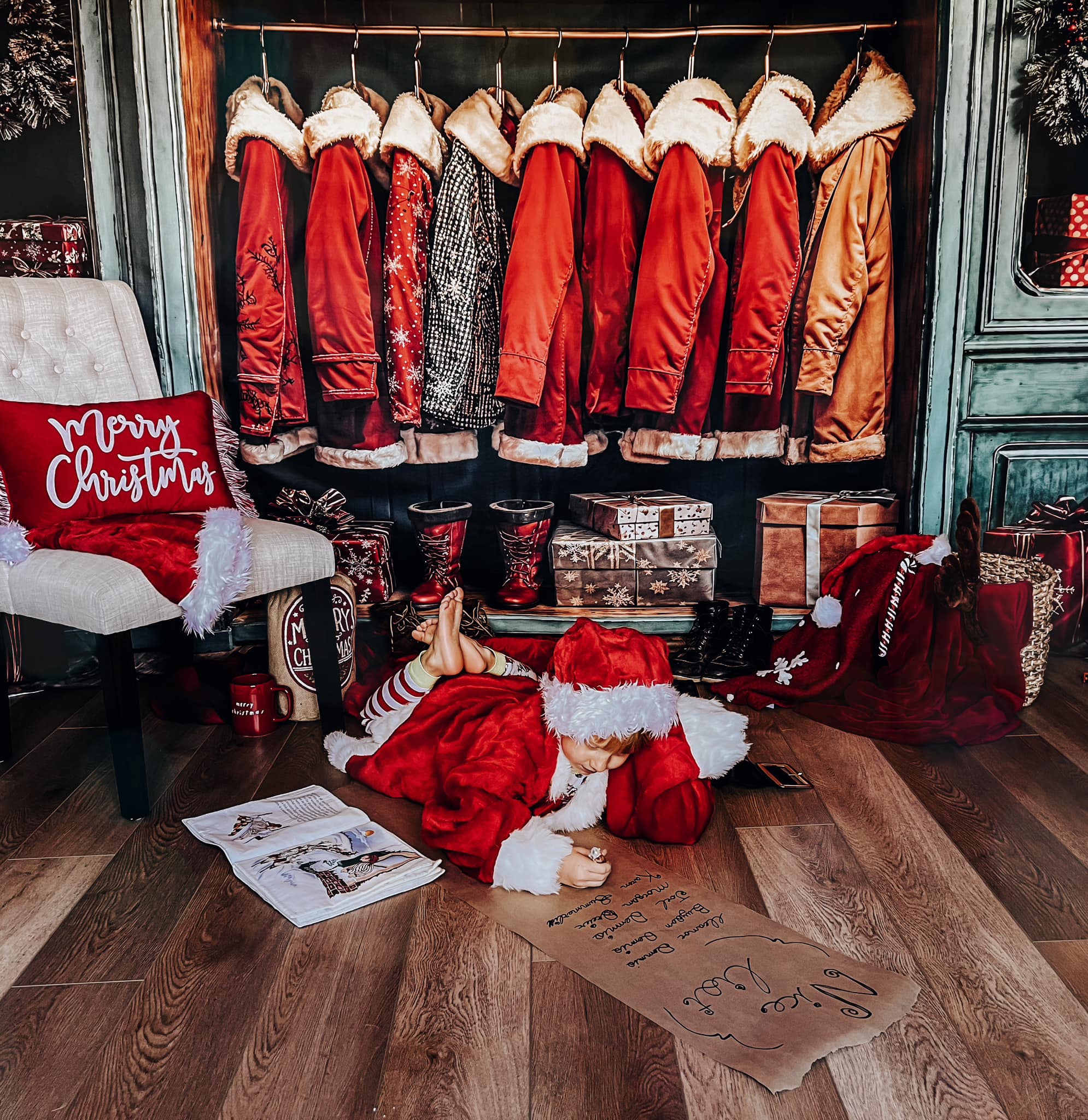 Kate Père Noël Manteaux Placard Bleu Cadeaux Toile de fond conçue par Emetselch - Kate Backdrop FR