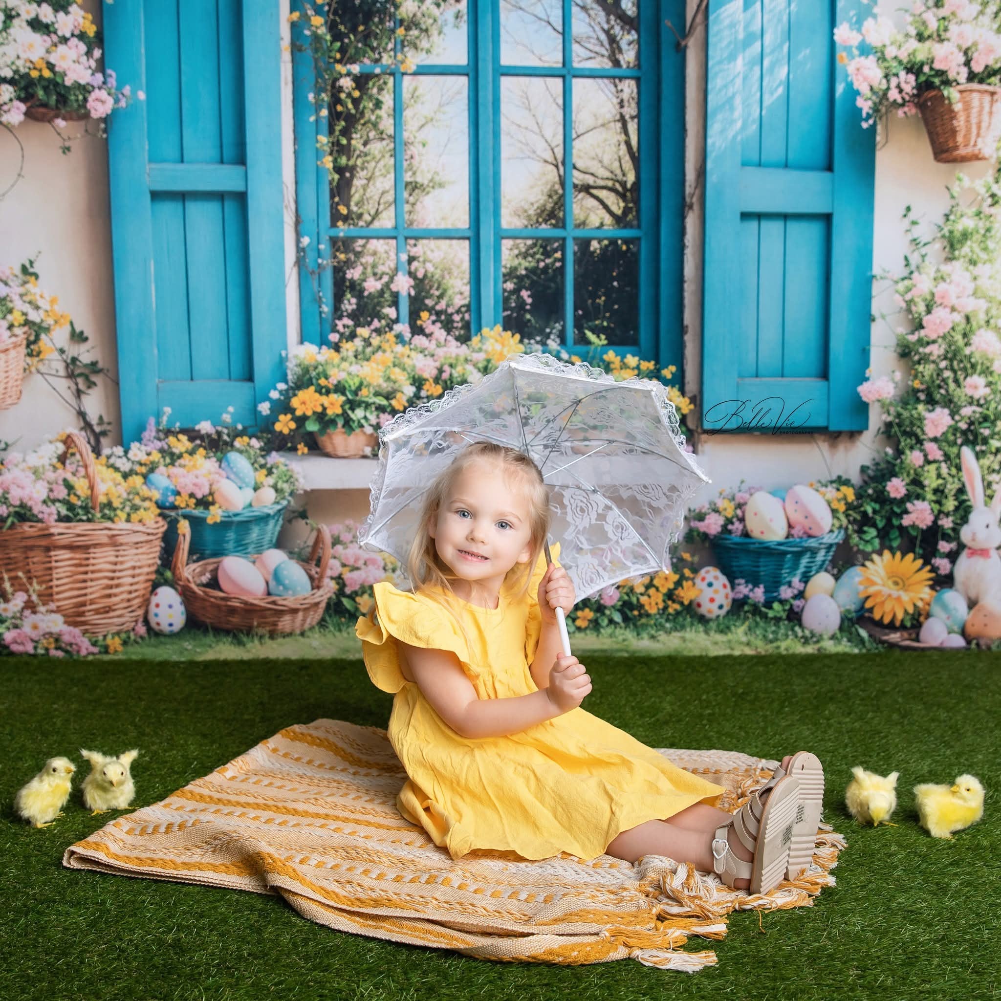 Kate Pâques Lapin Fleurs Fenêtre Bleu Toile de fond conçue par Emetselch - Kate Backdrop FR