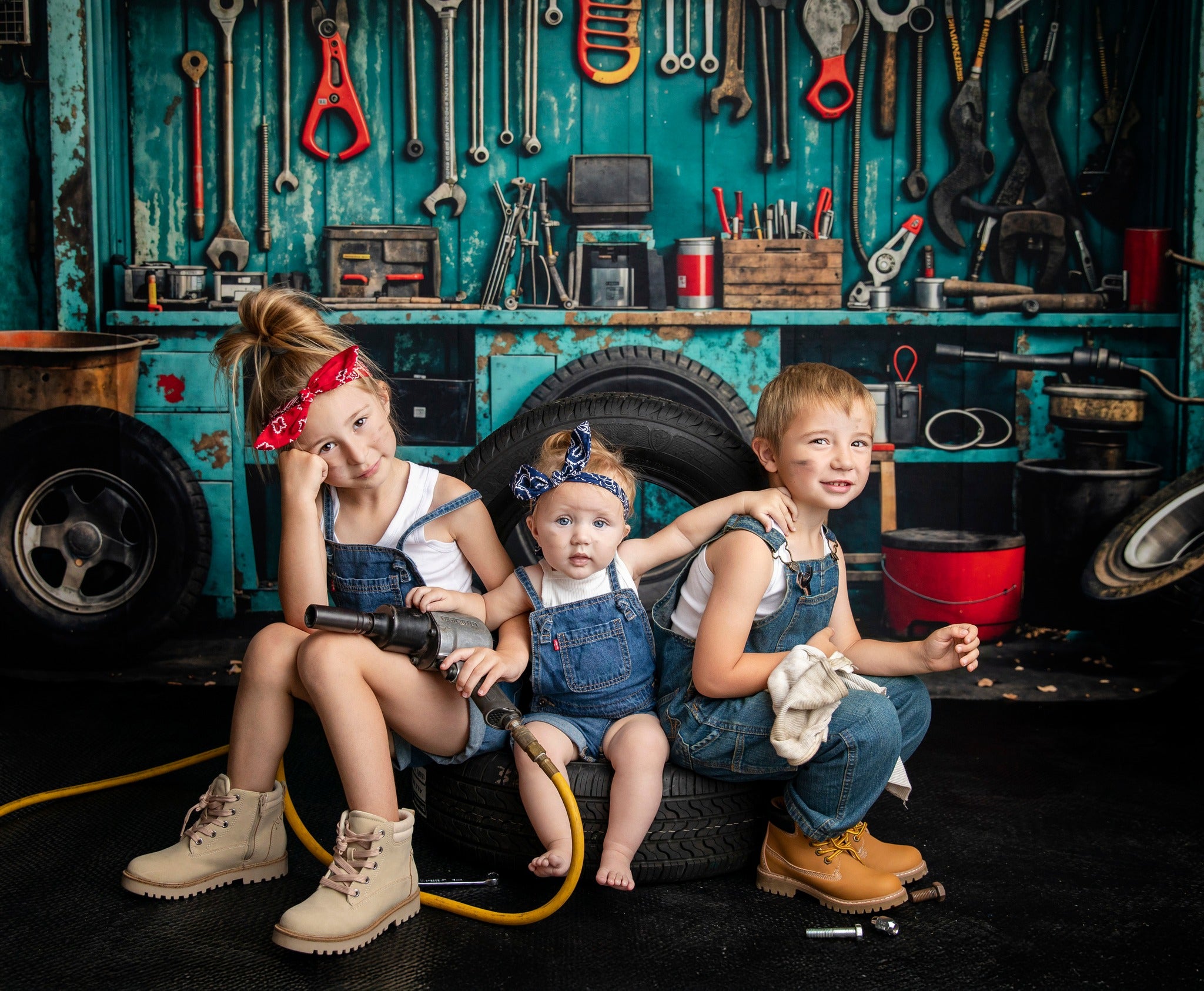 Kate Industriel Vintage Garage Outils Pneu Toile de fond conçue par Emetselch - Kate Backdrop FR