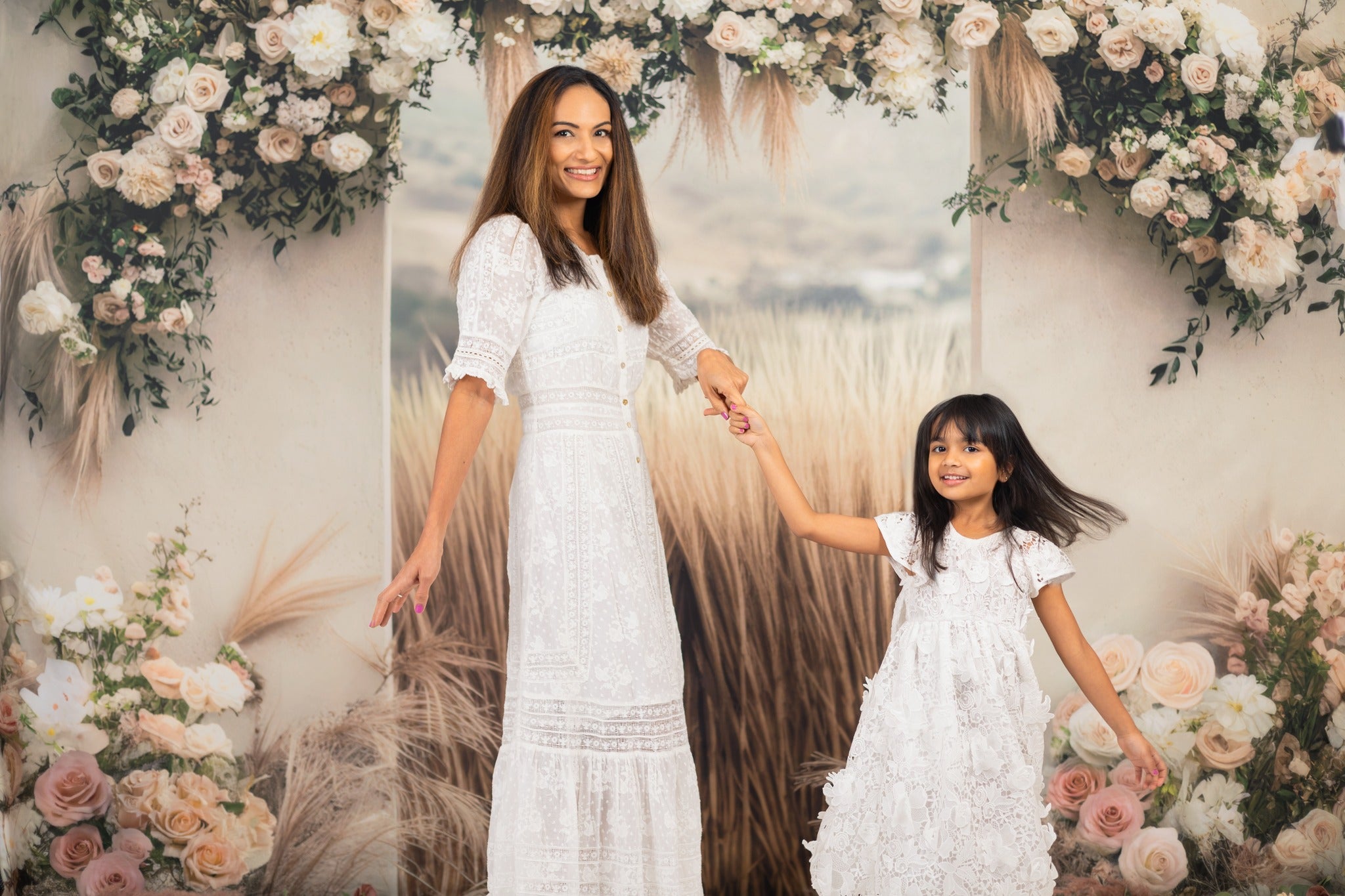 Kate Bohème Arche de Fleurs Champ de Blé Toile de fond conçue par Mini MakeBelieve - Kate Backdrop FR