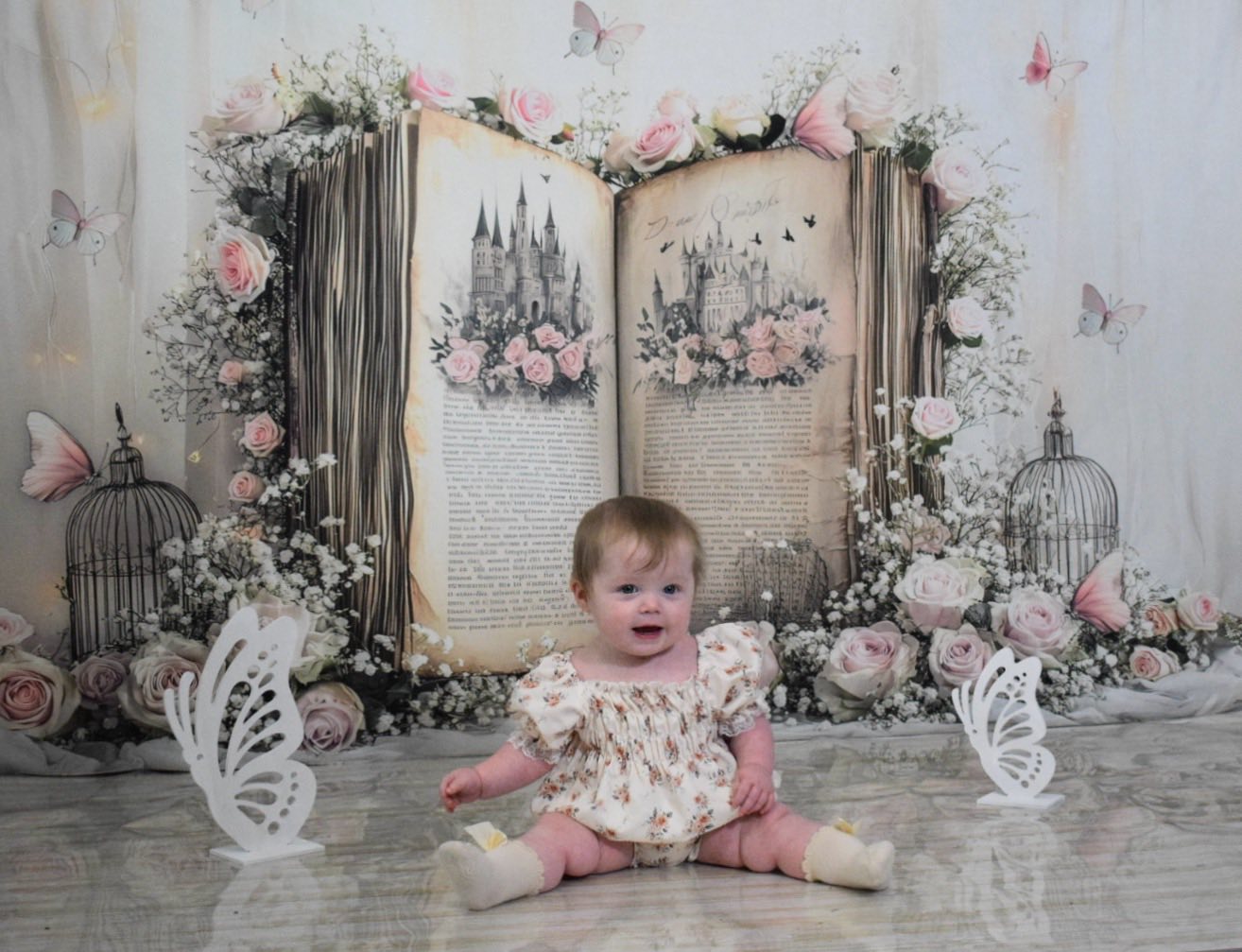 Kate Conte de fées Livre Fleurs Papillons Toile de fond conçu par Ashley Paul - Kate Backdrop FR