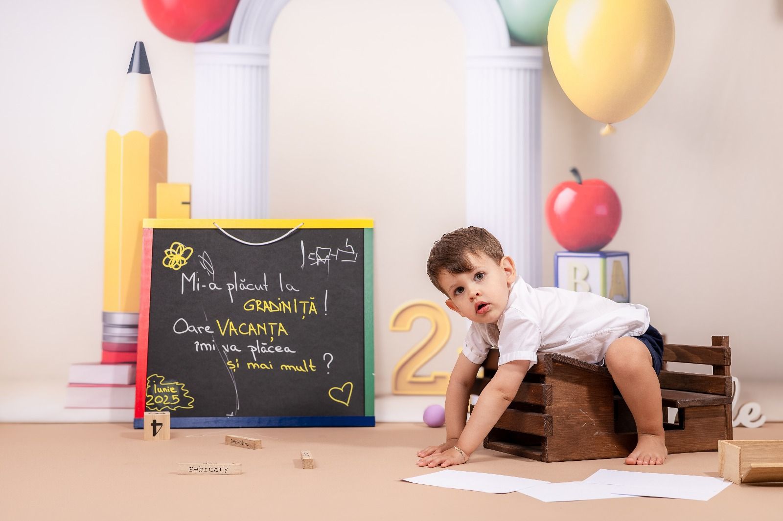 Kate Scolaire Ballon Arche Crayon Toile de fond conçue par Mini MakeBelieve