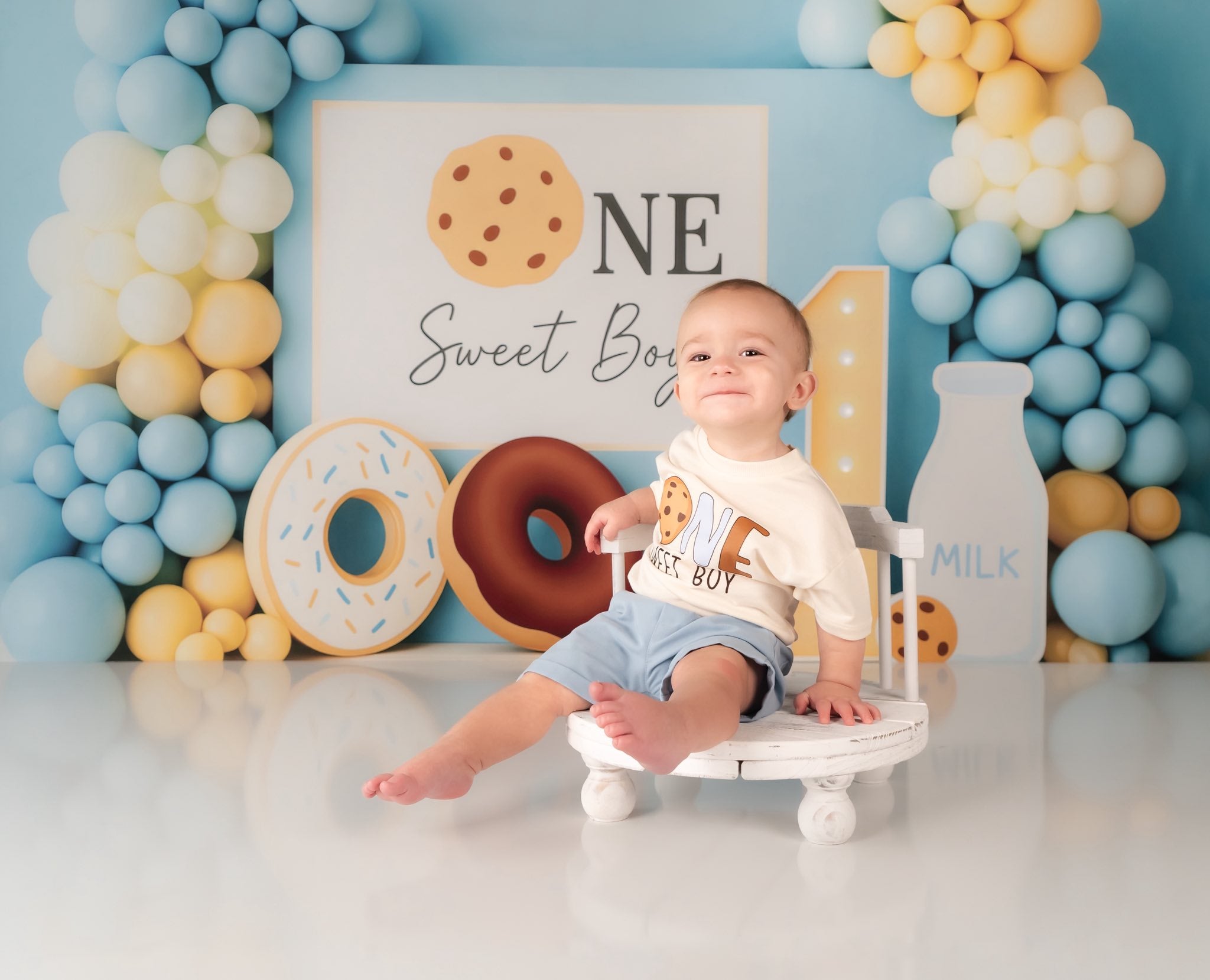 Kate Anniversaire Garçon Ballons Donut Lait Toile de fond conçue par Patty Roberts - Kate Backdrop FR