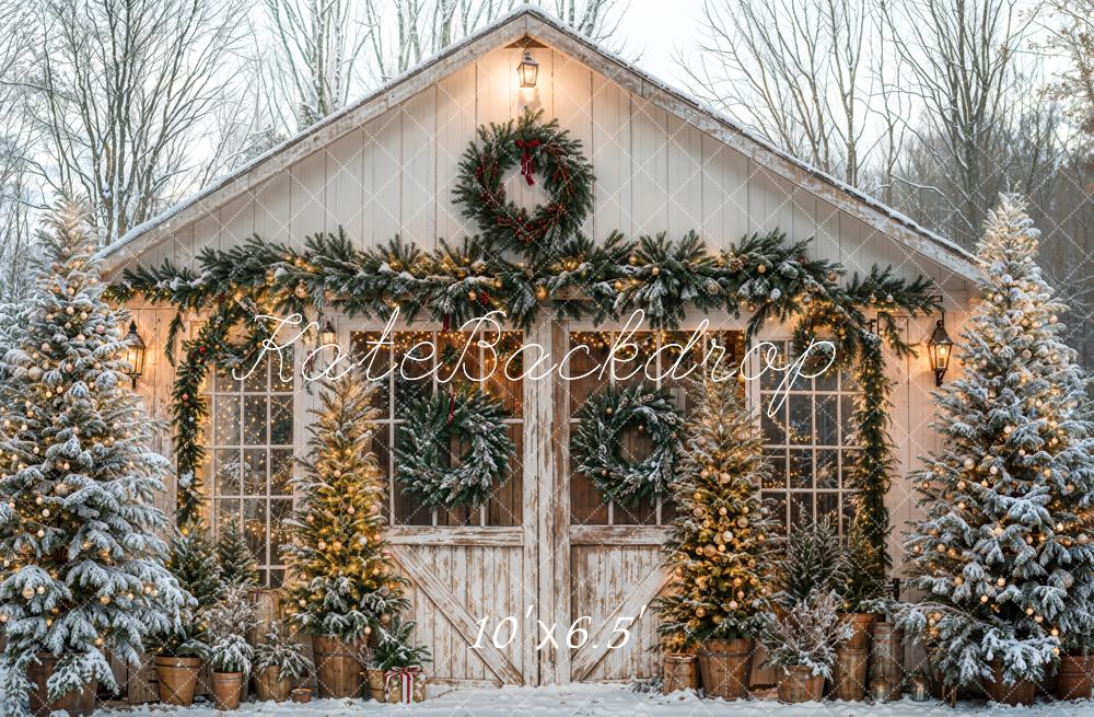Kate Noël Chalet Rustique Neige Sapins Toile de fond conçue par Emetselch - Kate Backdrop FR