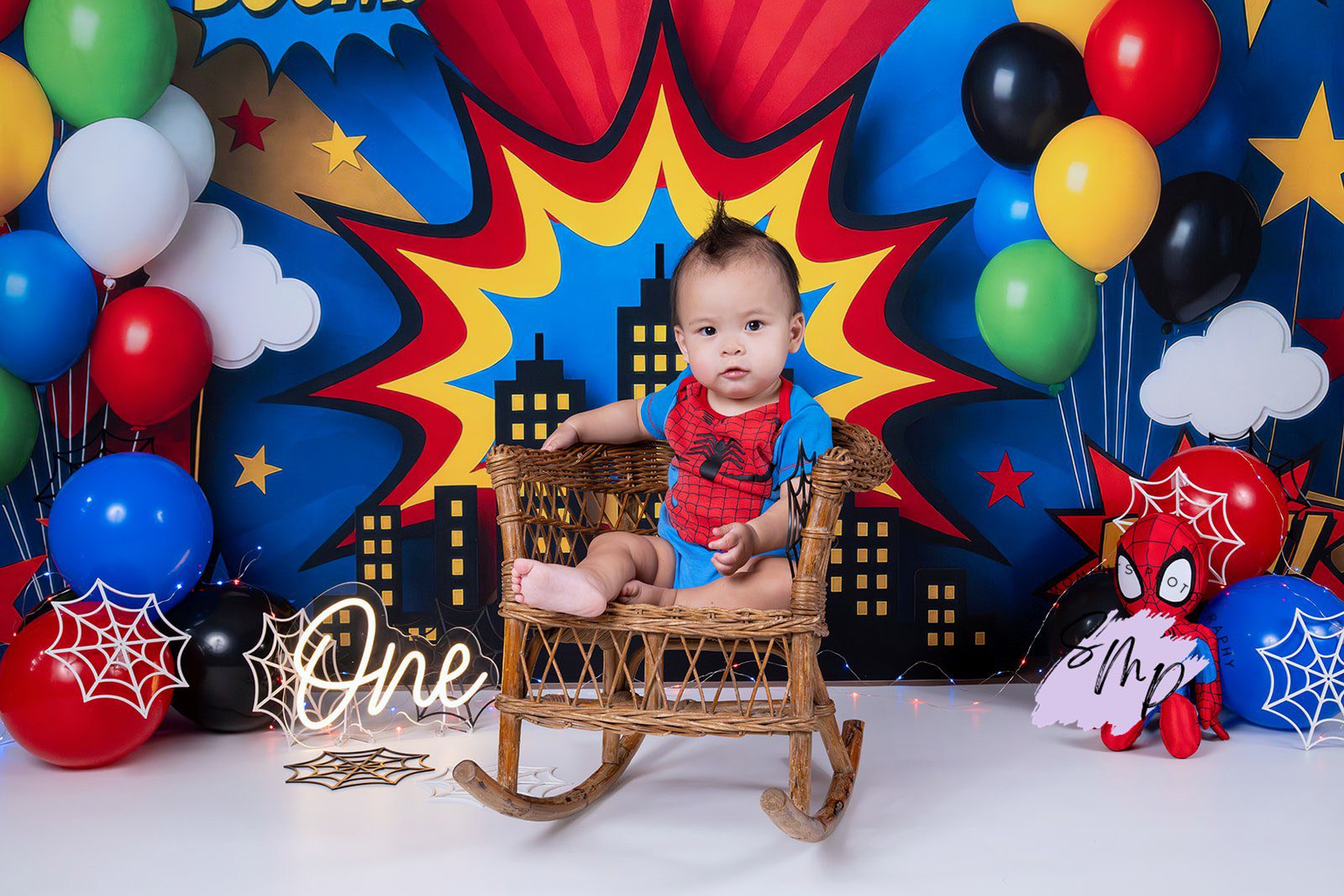 Kate Bande Dessinée Ville Ballons Étoiles Toile de fond conçue par Mini MakeBelieve - Kate Backdrop FR