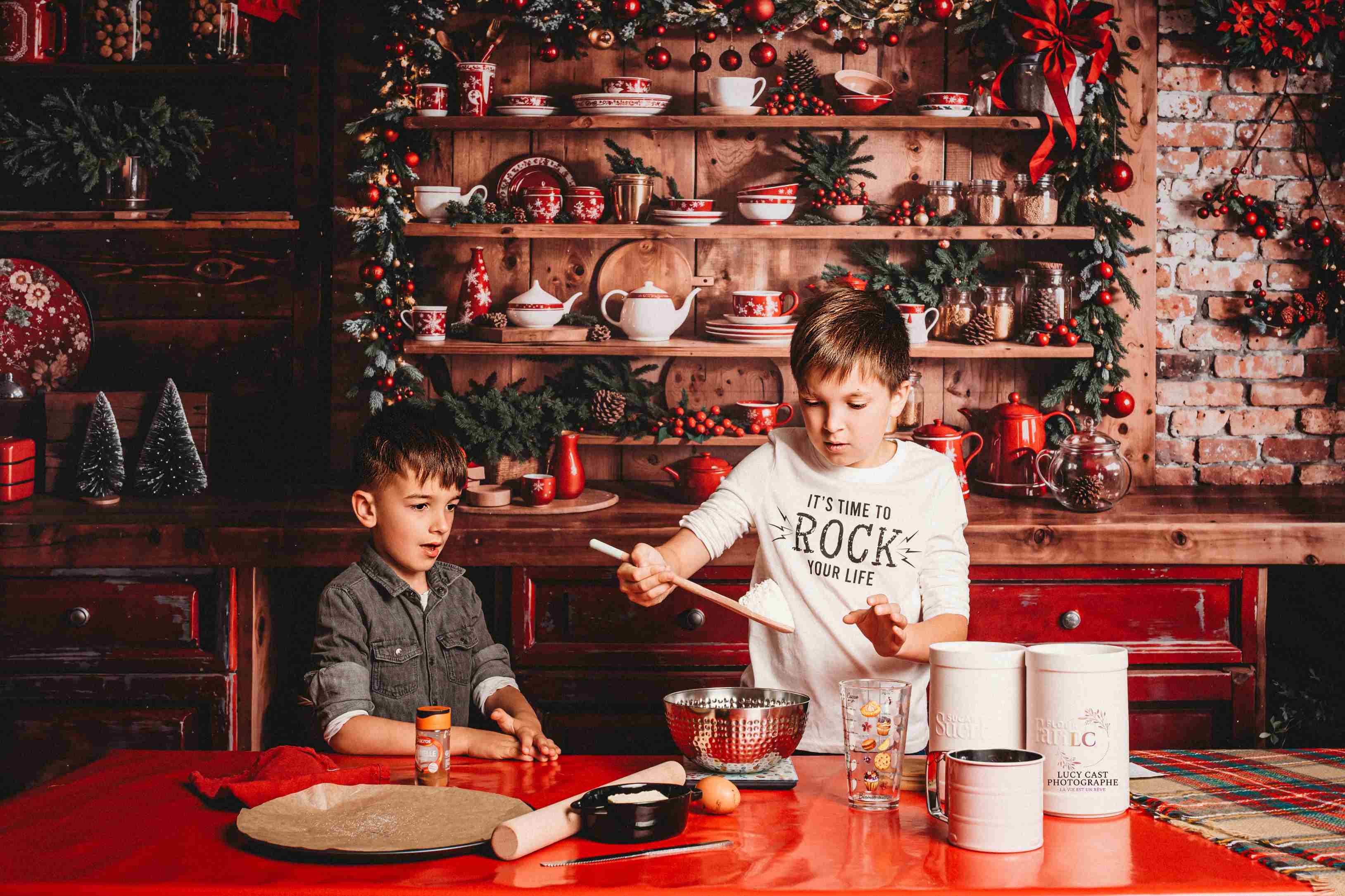 Kate Noël Cuisine Couronne Armoire Rouge Toile de fond conçue par Emetselch - Kate Backdrop FR