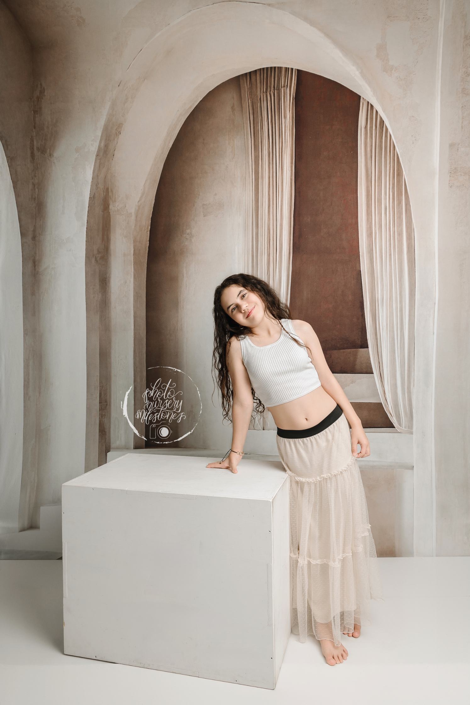 Kate Minimaliste Arche Escaliers Blanc Toile de fond conçue par Emetselch - Kate Backdrop FR