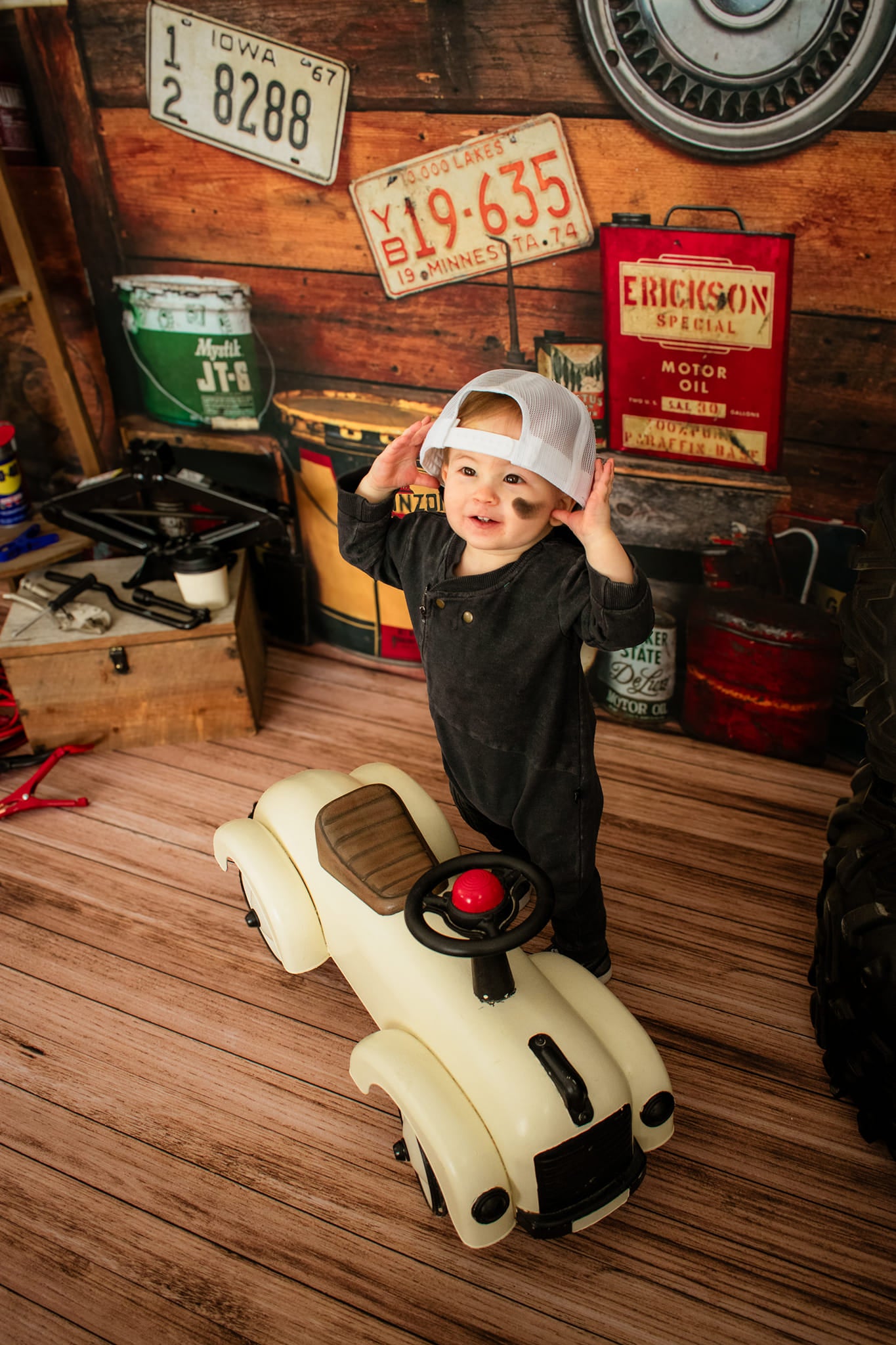 Kate Garage Enfant Fête des Pères Toile de fond conçu par Arica Kirby - Kate Backdrop FR