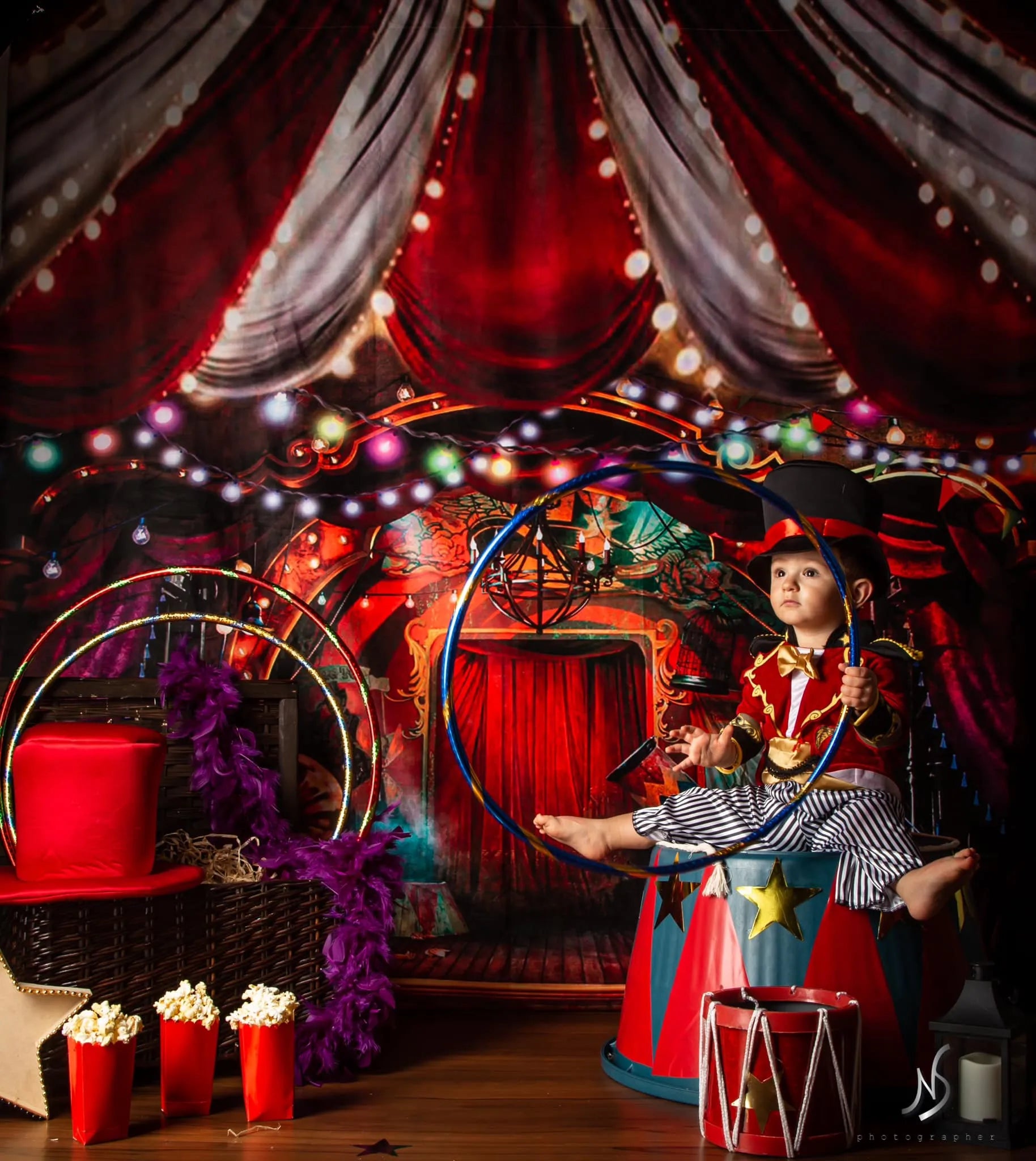 Kate Cirque Rouge Lumières colorées Toile de fond conçue par Rosabell Photographie - Kate Backdrop FR