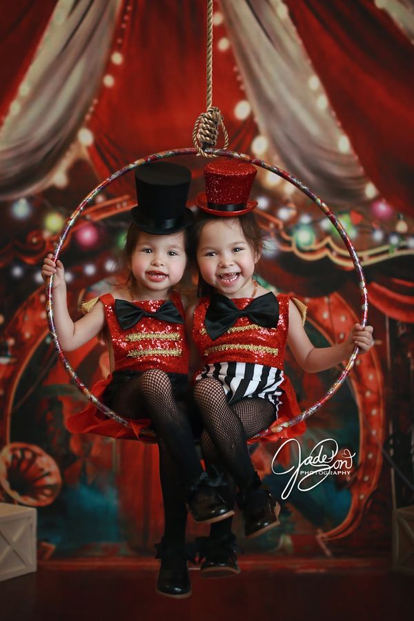 Kate Cirque Rouge Lumières colorées Toile de fond conçue par Rosabell Photographie - Kate Backdrop FR