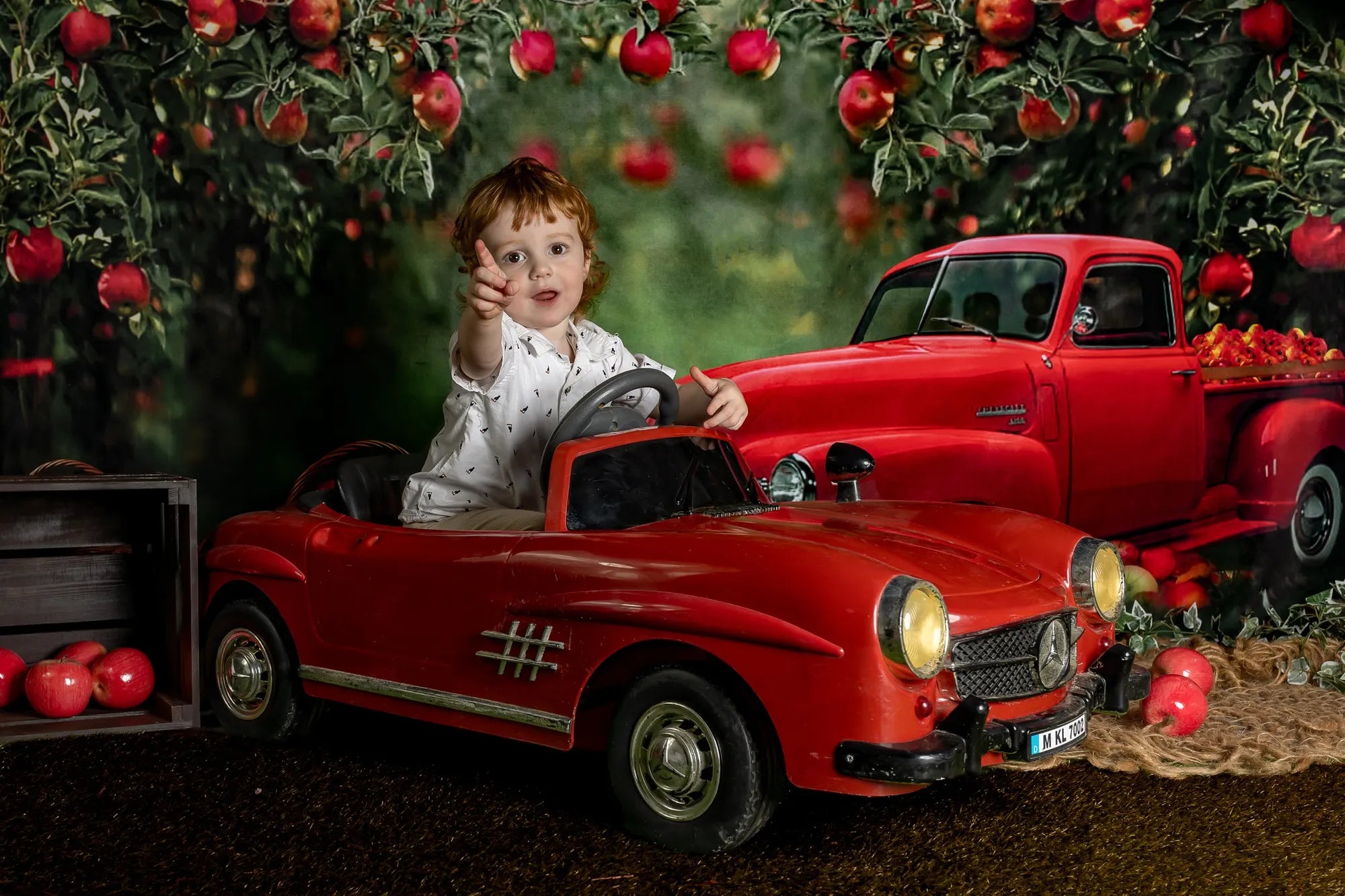 Kate Verger de pommes Rouge Camion Toile de fond conçue par Rosabell Photographie