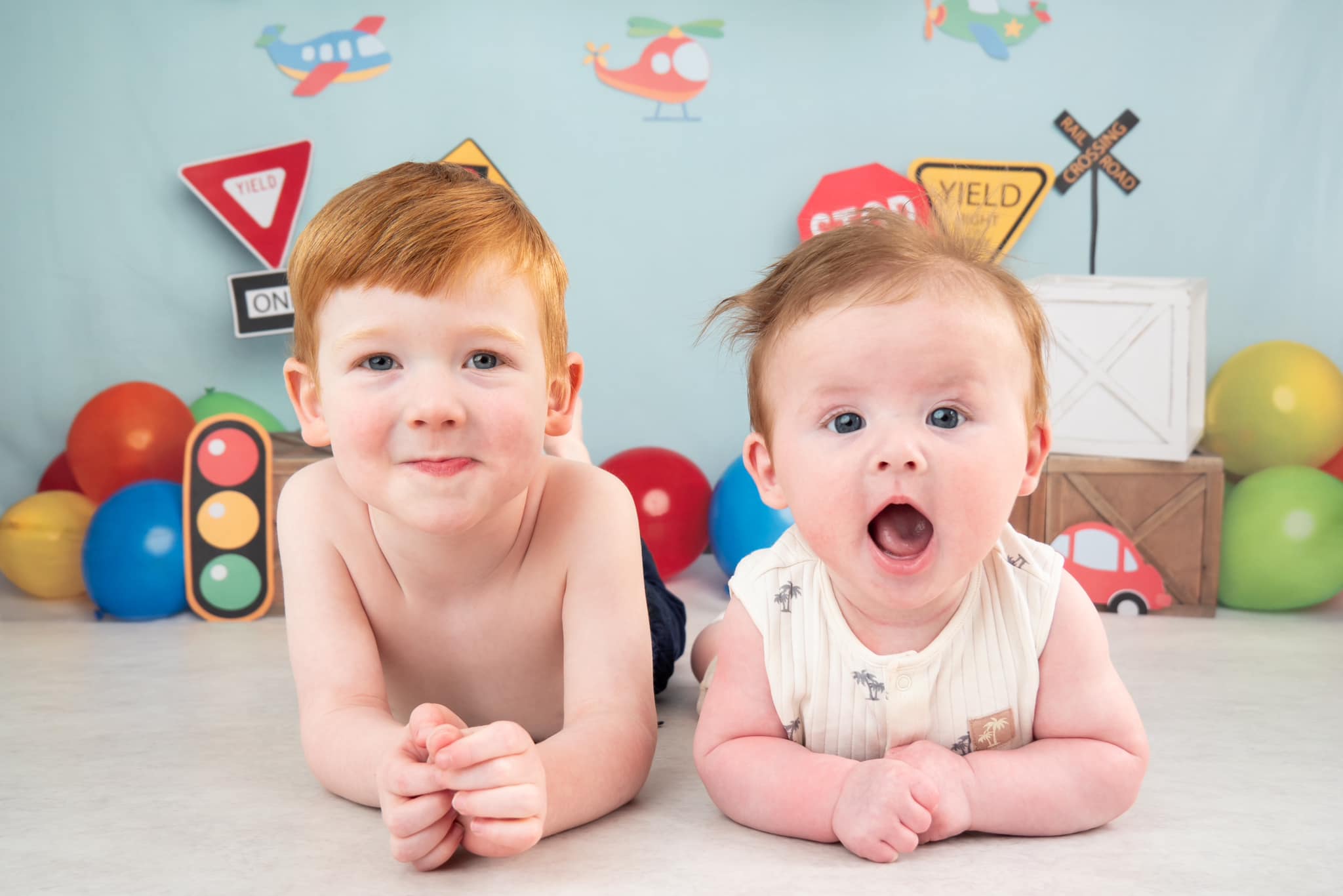 Kate Anniversaire coloré Voitures Camions Avions Toile de fond conçue par Melissa King - Kate Backdrop FR