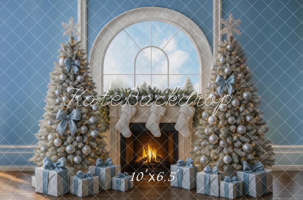 Kate Noël Cheminée Sapins Cadeaux Bleu Toile de fond conçue par Mini MakeBelieve