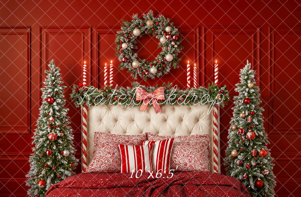 Kate Noël Rouge Lit Sapins Couronne Toile de fond conçue par Emetselch - Kate Backdrop FR