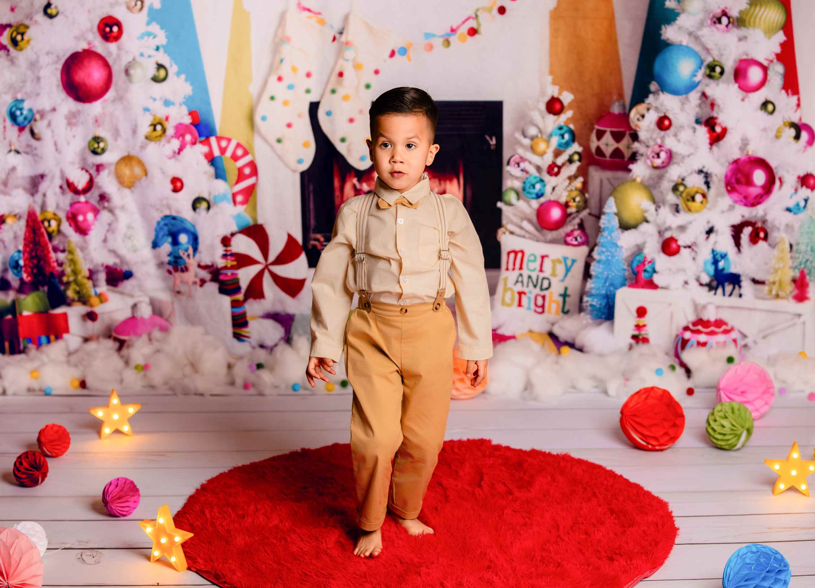 Kate Noël Cheminée Sapins Boules Coloré Toile de fond conçue par Mandy Ringe - Kate Backdrop FR