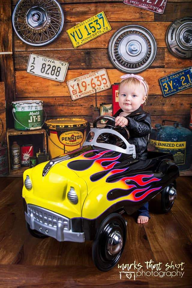 Kate Garage Enfant Fête des Pères Toile de fond conçu par Arica Kirby - Kate Backdrop FR