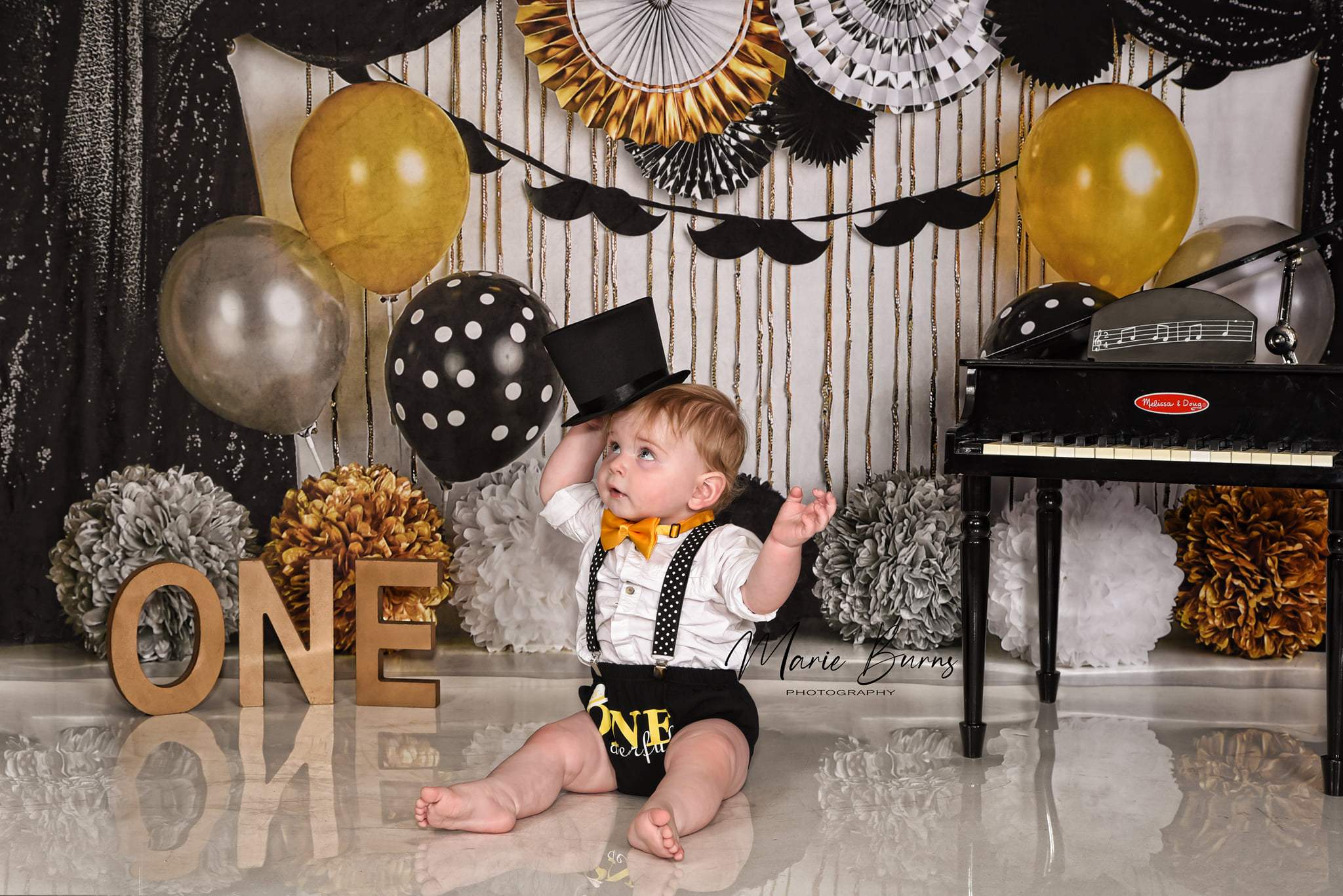 Kate 1er Anniversaire Ballons Noir Blanc Toile de fond conçue par Mandy Ringe - Kate Backdrop FR