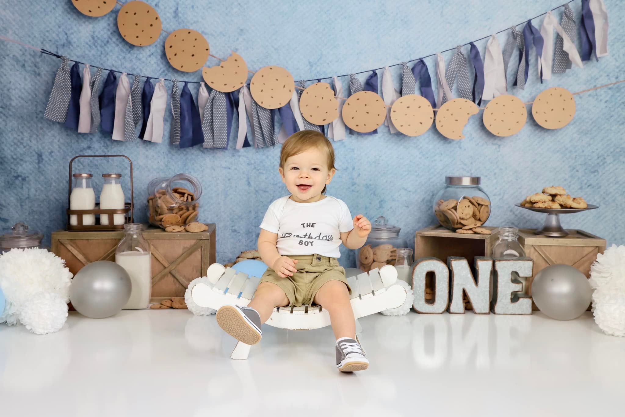 Kate Mur Bleu Biscuits Lait Anniversaire Enfant Toile de fond conçu par Melissa King - Kate Backdrop FR