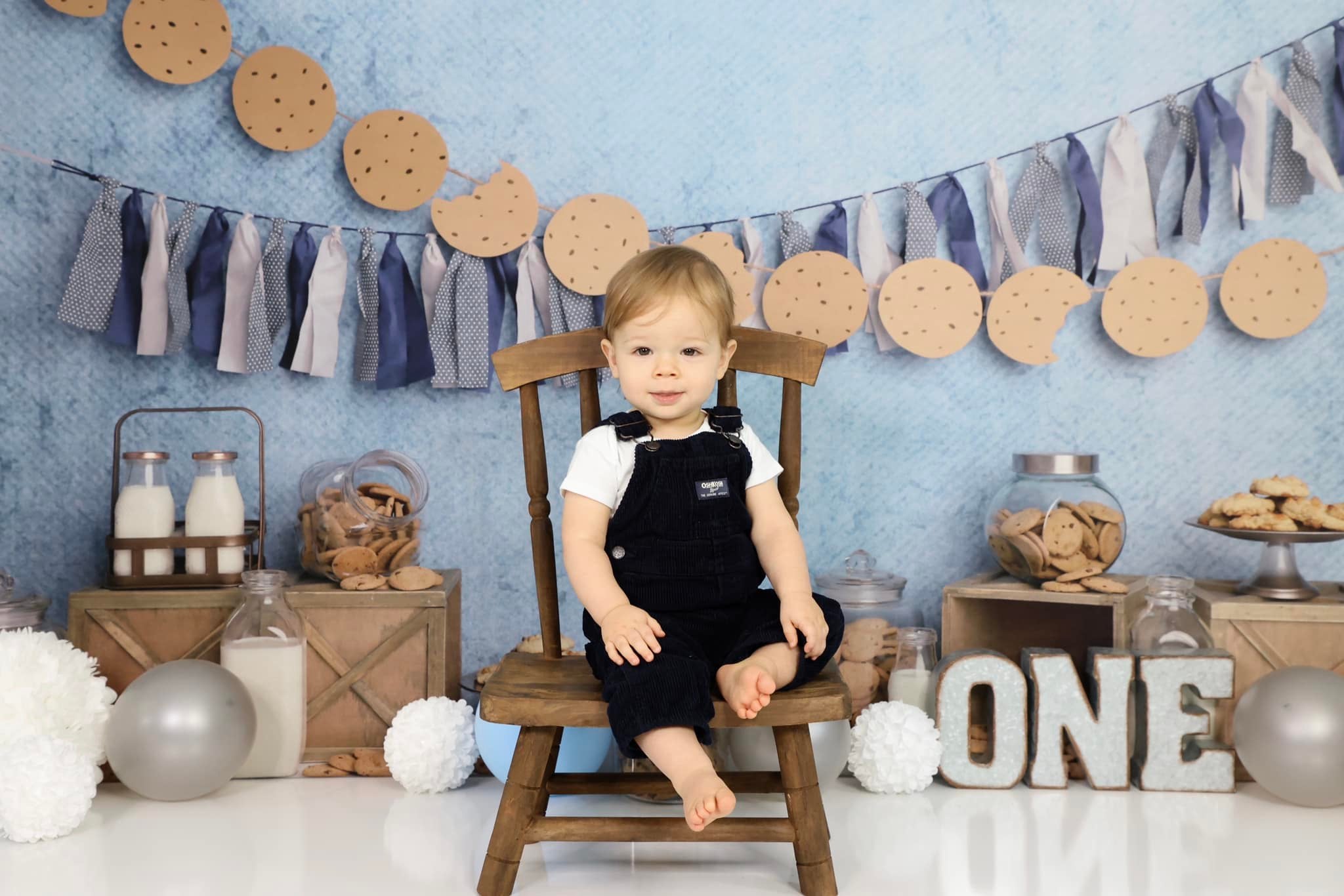 Kate Mur Bleu Biscuits Lait Anniversaire Enfant Toile de fond conçu par Melissa King - Kate Backdrop FR