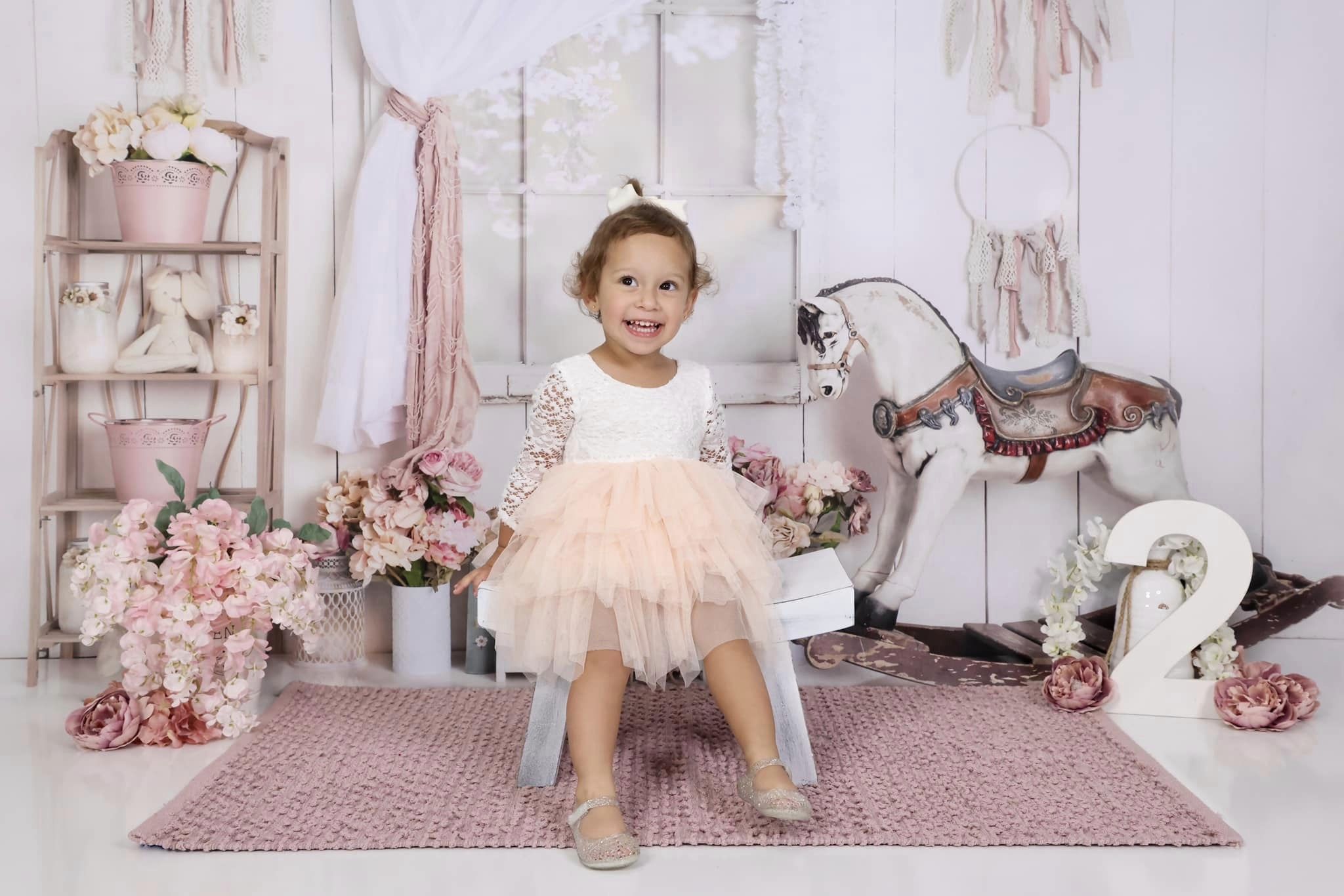 Kate Chambre de filles Fenêtre Cheval en bois Toile de fond conçue par Rose Abbas - Kate Backdrop FR