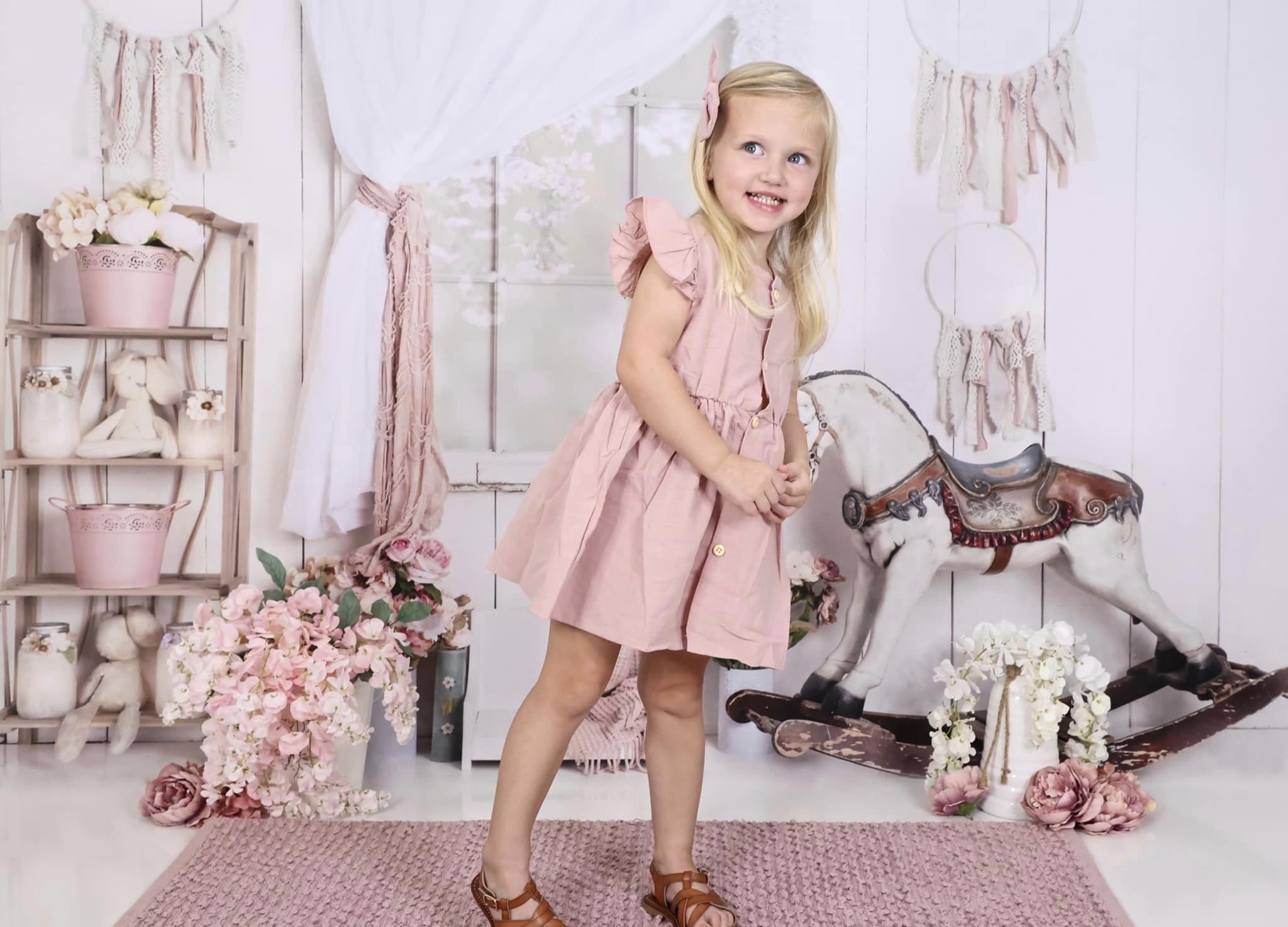 Kate Chambre de filles Fenêtre Cheval en bois Toile de fond conçue par Rose Abbas - Kate Backdrop FR