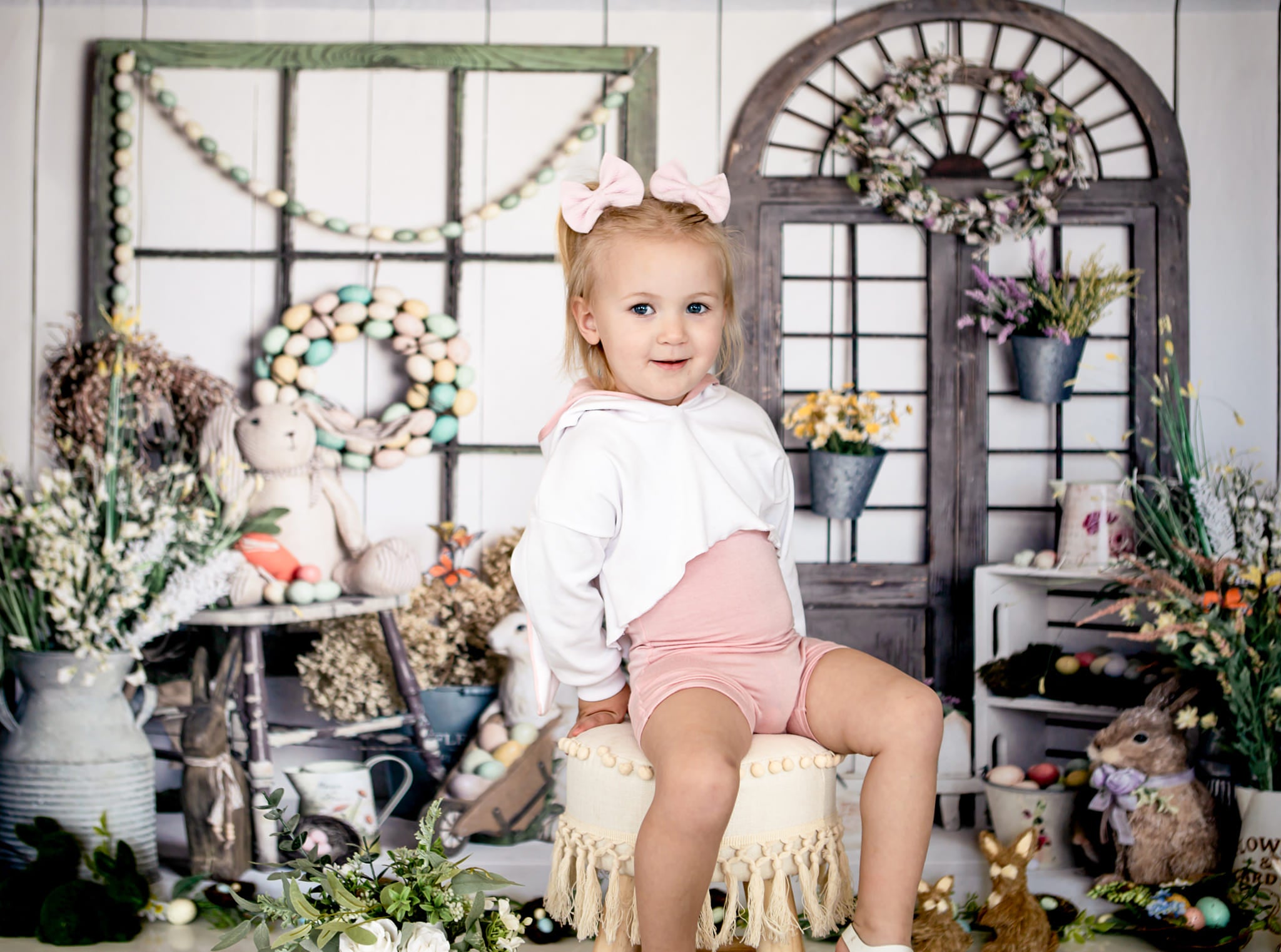 Kate Pâques Printemps Fleurs Porte Lapins Toile de fond Conçu par Rose Abbas - Kate Backdrop FR