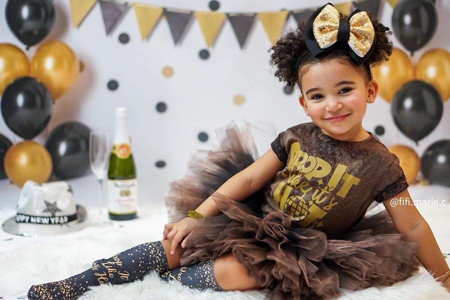 Kate Nouvel an Anniversaire Enfant Ballons Noir & Doré Toile de fond conçue par Rose Abbas - Kate Backdrop FR