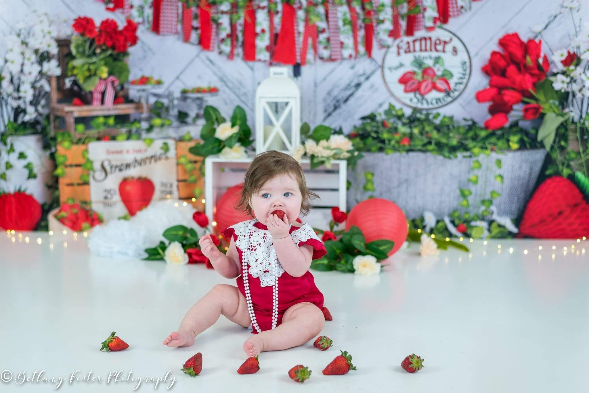 Kate Été Mur en Bois Blanc Fraise Bannière Anniversaire Toile de fond pour la photographie - Kate Backdrop FR