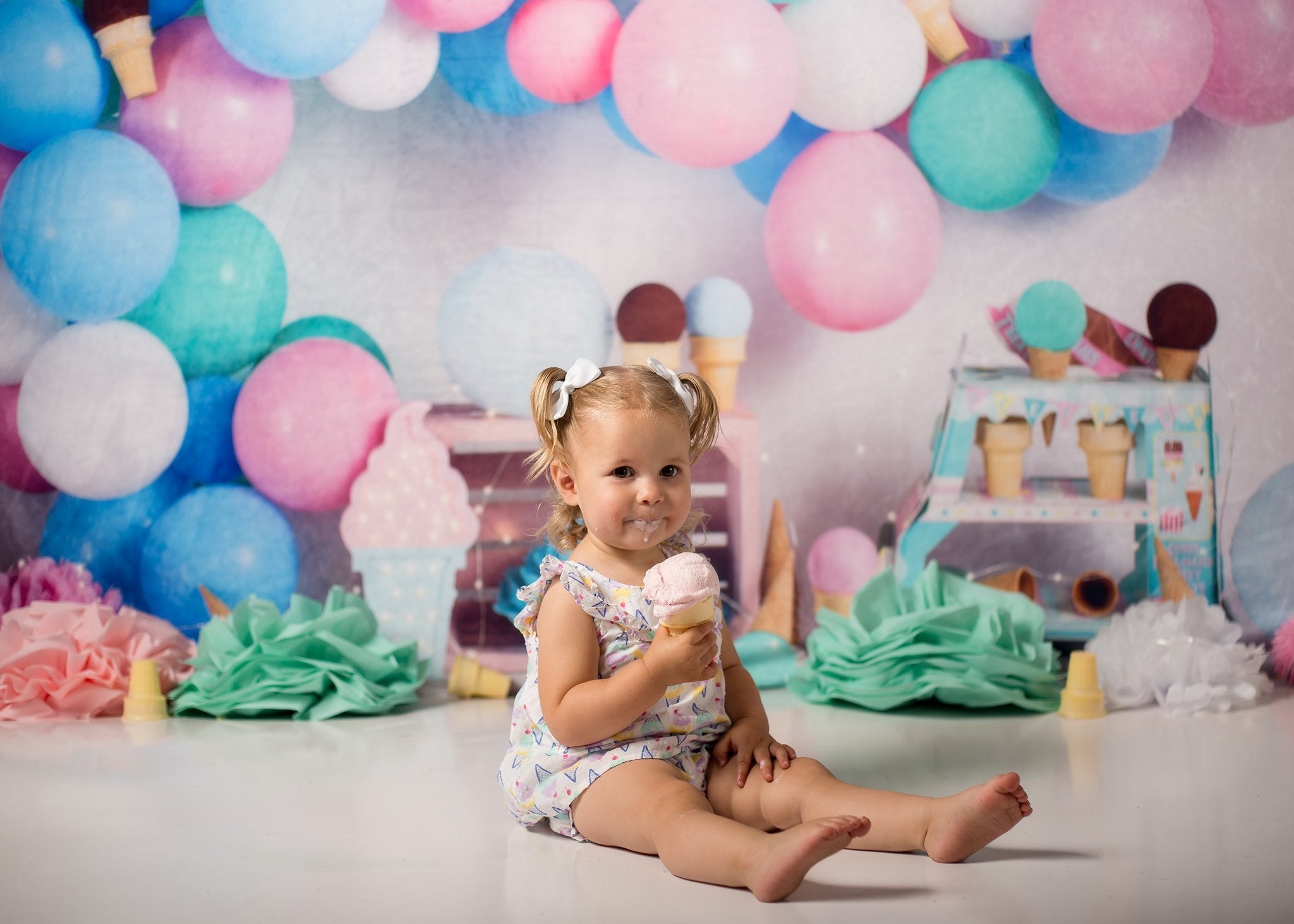 Kate Anniversaire Ballons Crème glacée Enfants Toile de fond conçue par Megan Leigh - Kate Backdrop FR