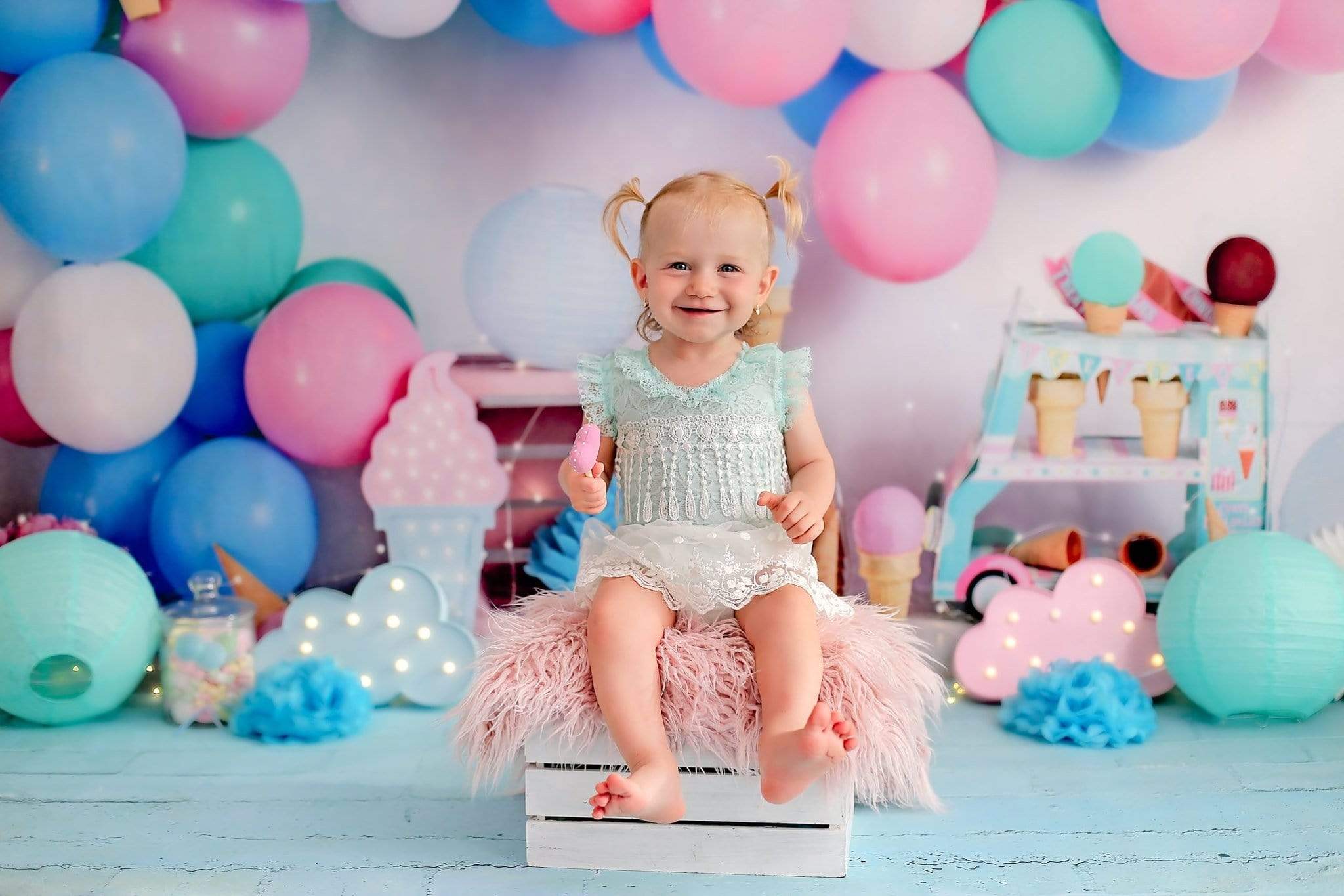 Kate Anniversaire Ballons Crème glacée Enfants Toile de fond conçue par Megan Leigh - Kate Backdrop FR