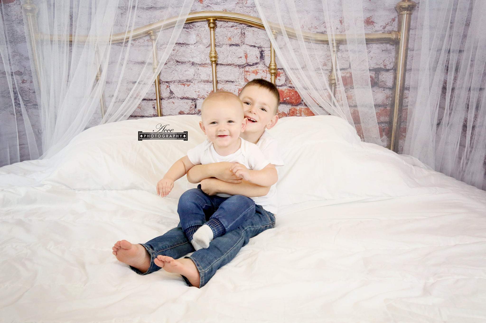 Katebackdrop£ºKate Full Brass Bed Headboard Brick Wall Backdrop for Photography Designed by Pine Park Collection