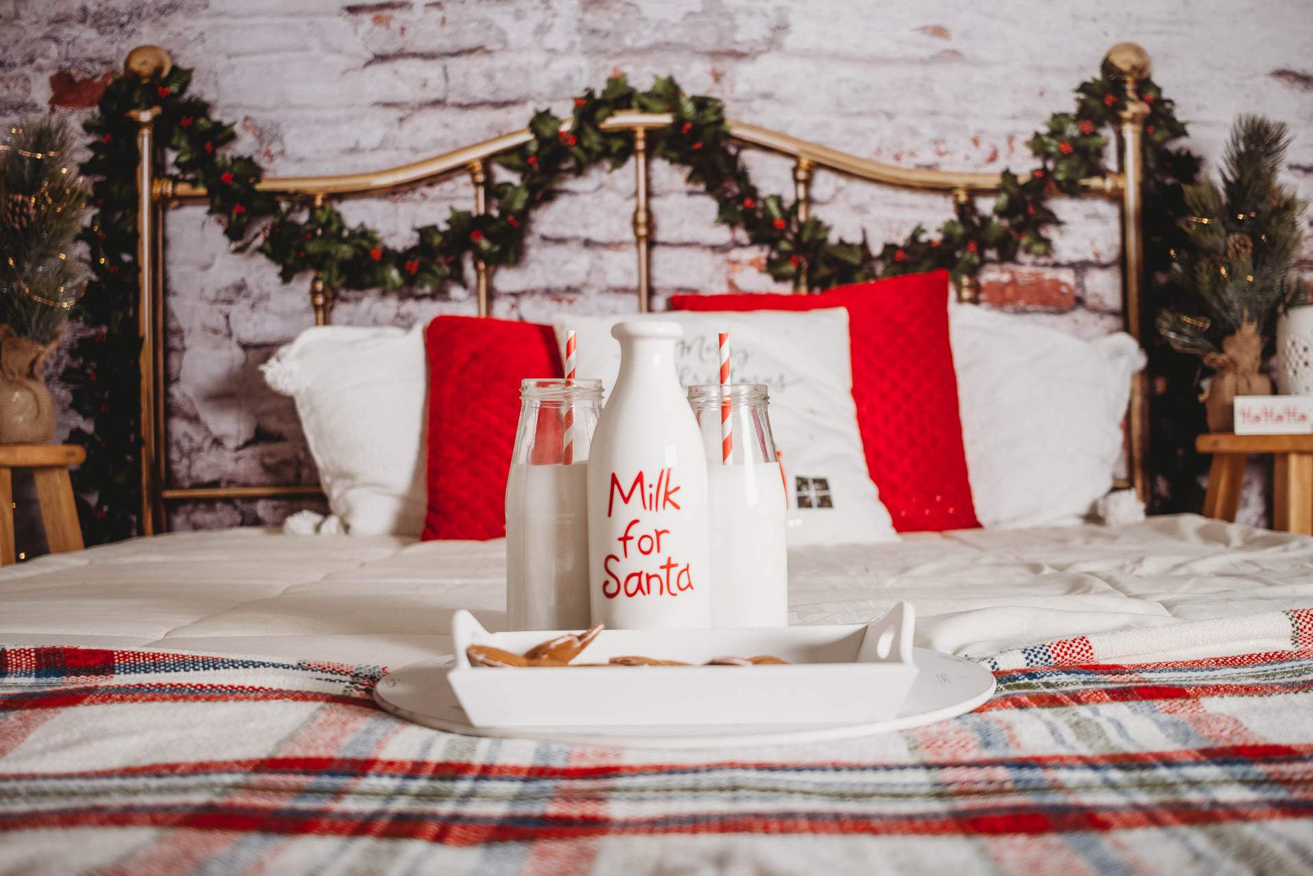 Katebackdrop鎷㈡綖Kate Half Brass Bed with Ivy Headboard Brick Wall Backdrop Designed by Pine Park Collection