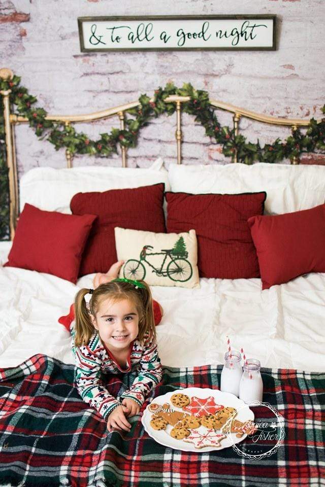 Katebackdrop鎷㈡綖Kate Half Brass Bed with Ivy Headboard Brick Wall Backdrop Designed by Pine Park Collection