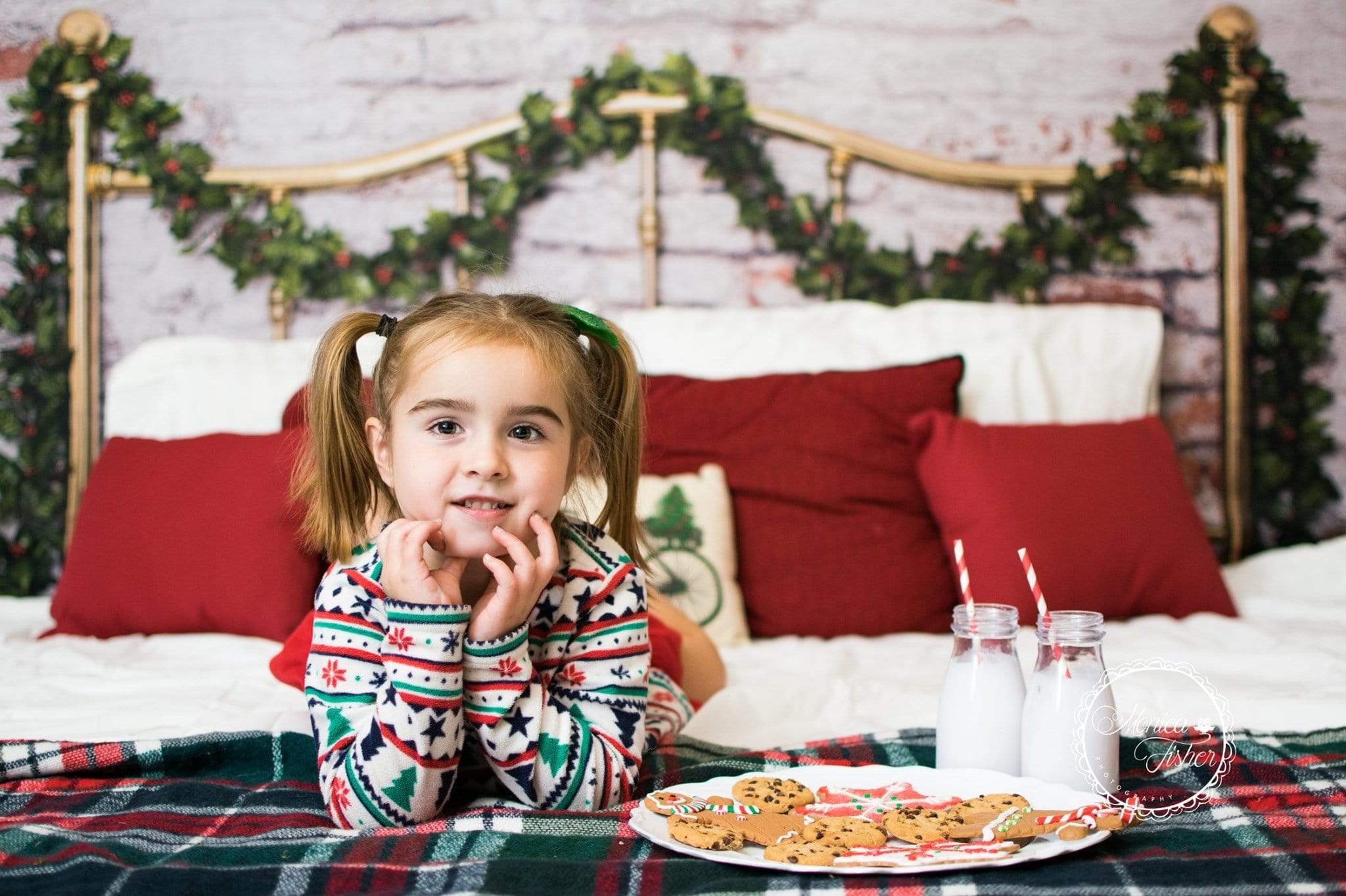 Katebackdrop鎷㈡綖Kate Half Brass Bed with Ivy Headboard Brick Wall Backdrop Designed by Pine Park Collection