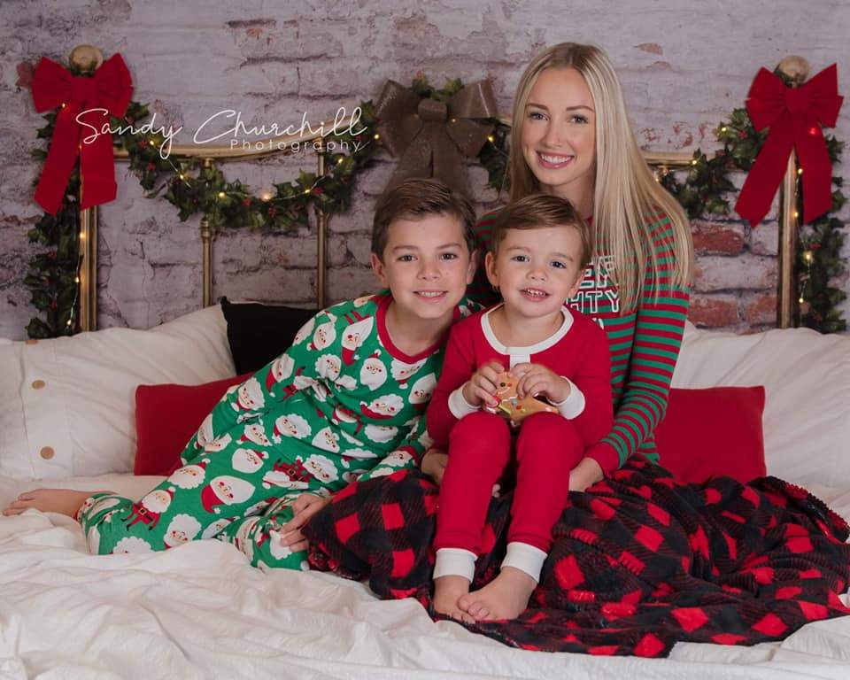 Katebackdrop鎷㈡綖Kate Half Brass Bed with Ivy Headboard Brick Wall Backdrop Designed by Pine Park Collection