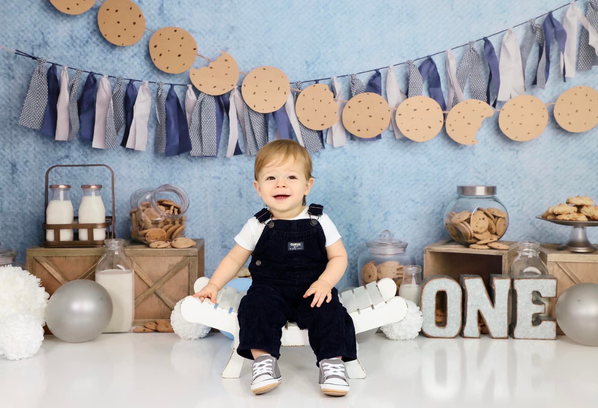 Kate Mur Bleu Biscuits Lait Anniversaire Enfant Toile de fond conçu par Melissa King - Kate Backdrop FR