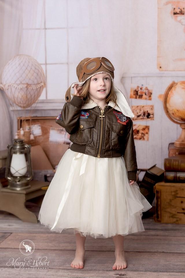 Kate Voyage autour du monde Aventurier Enfants Pilote Toile de fond Retour à l'école - Kate Backdrop FR