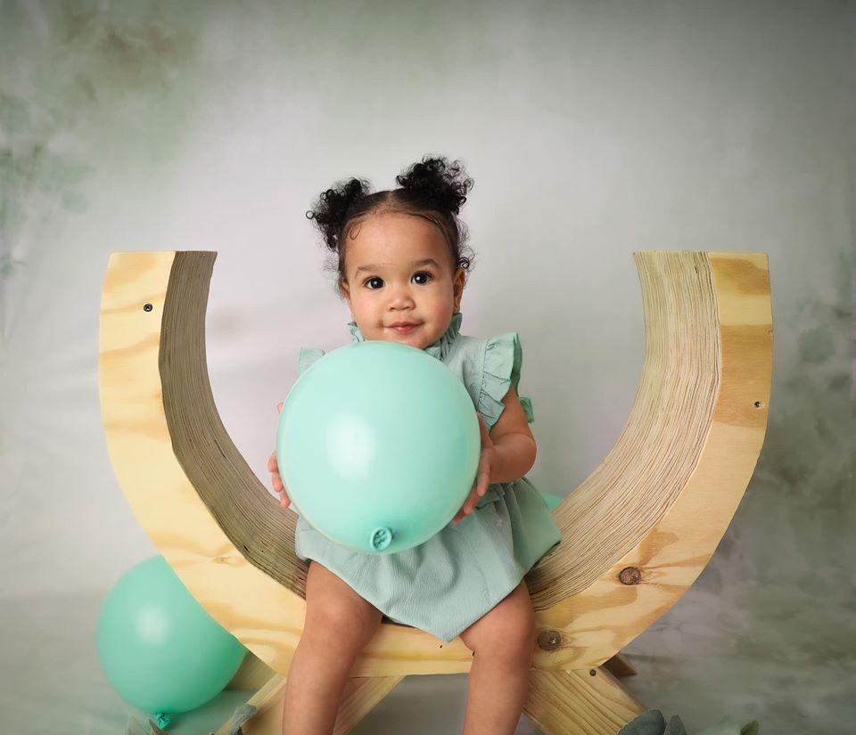 Kate Aquarelles Beaux-Arts Fleurs vertes Abstrait Toile de fond conçue par Veronika Gant - Kate Backdrop FR