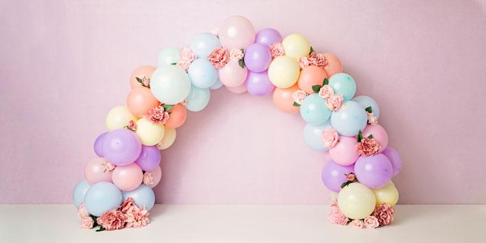 Kate Ballons Arc de fleurs Anniversaire Enfants Toile de fond conçue par Kerry Anderson - Kate Backdrop FR