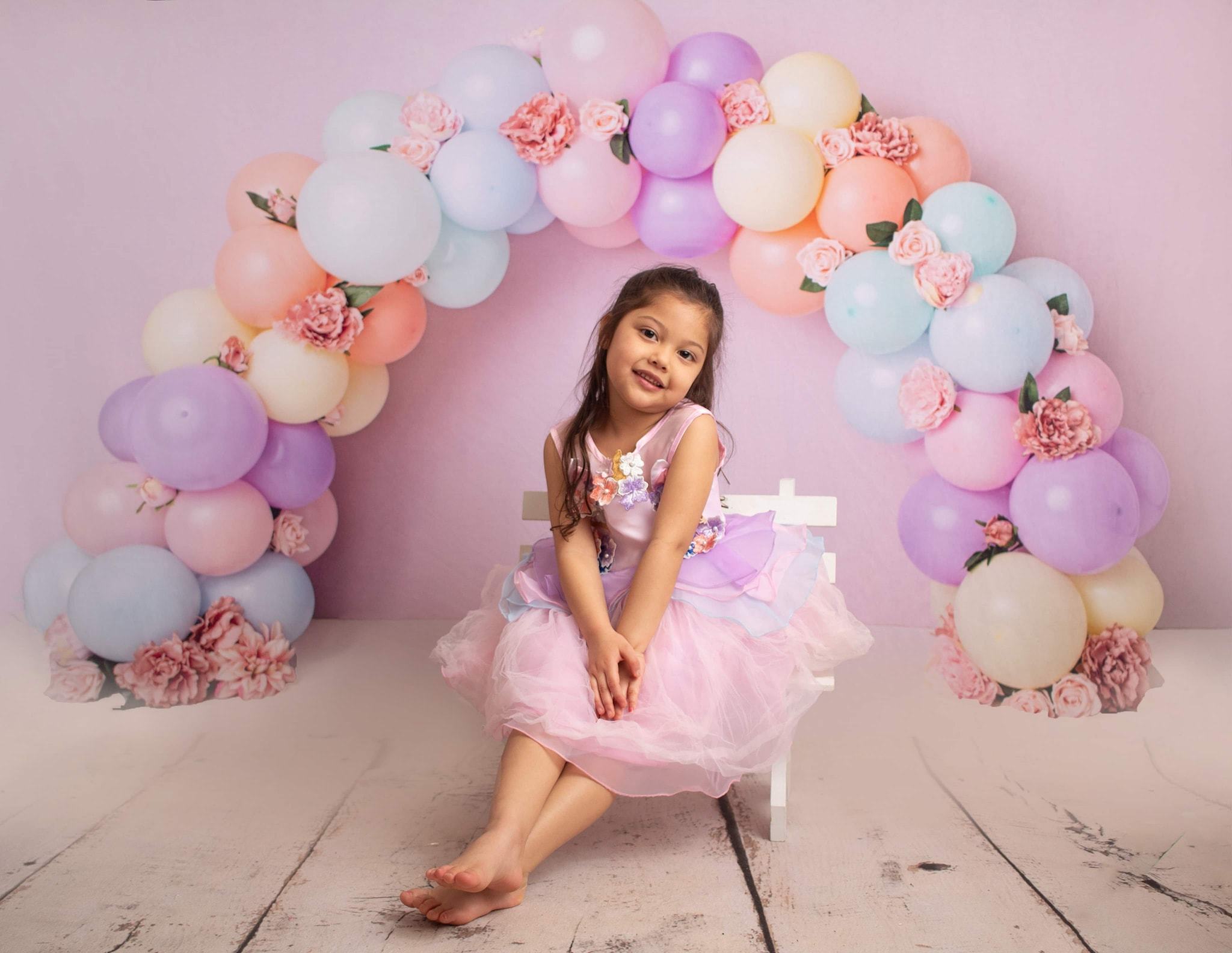 Kate Ballons Arc de fleurs Anniversaire Enfants Toile de fond conçue par Kerry Anderson - Kate Backdrop FR