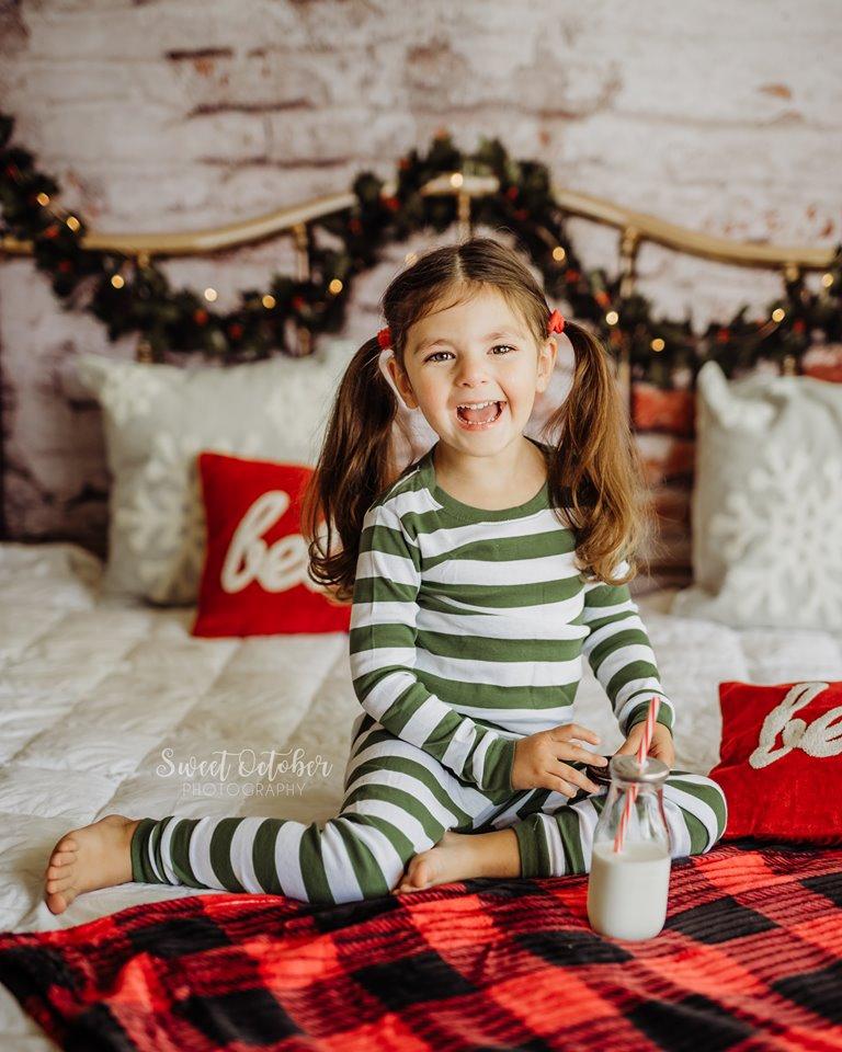 Katebackdrop鎷㈡綖Kate Half Brass Bed with Ivy Headboard Brick Wall Backdrop Designed by Pine Park Collection