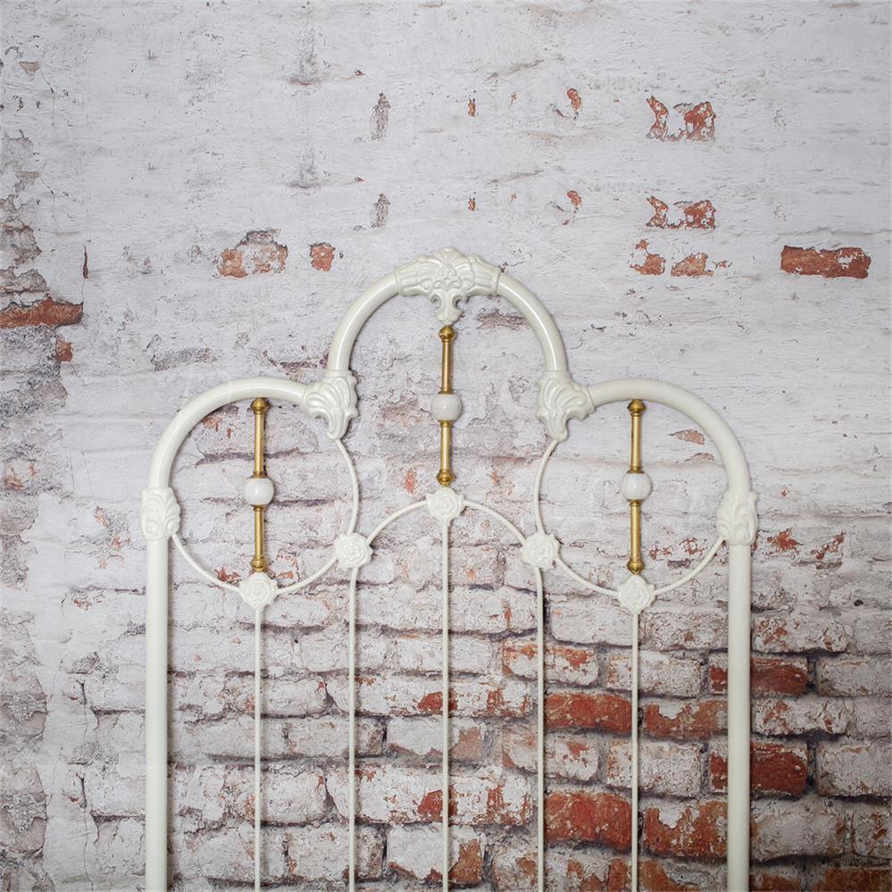 Kate toile de fond de mur de briques endommagées avec tête de lit blanche conçue par Pine Park Collection - Kate Backdrop FR