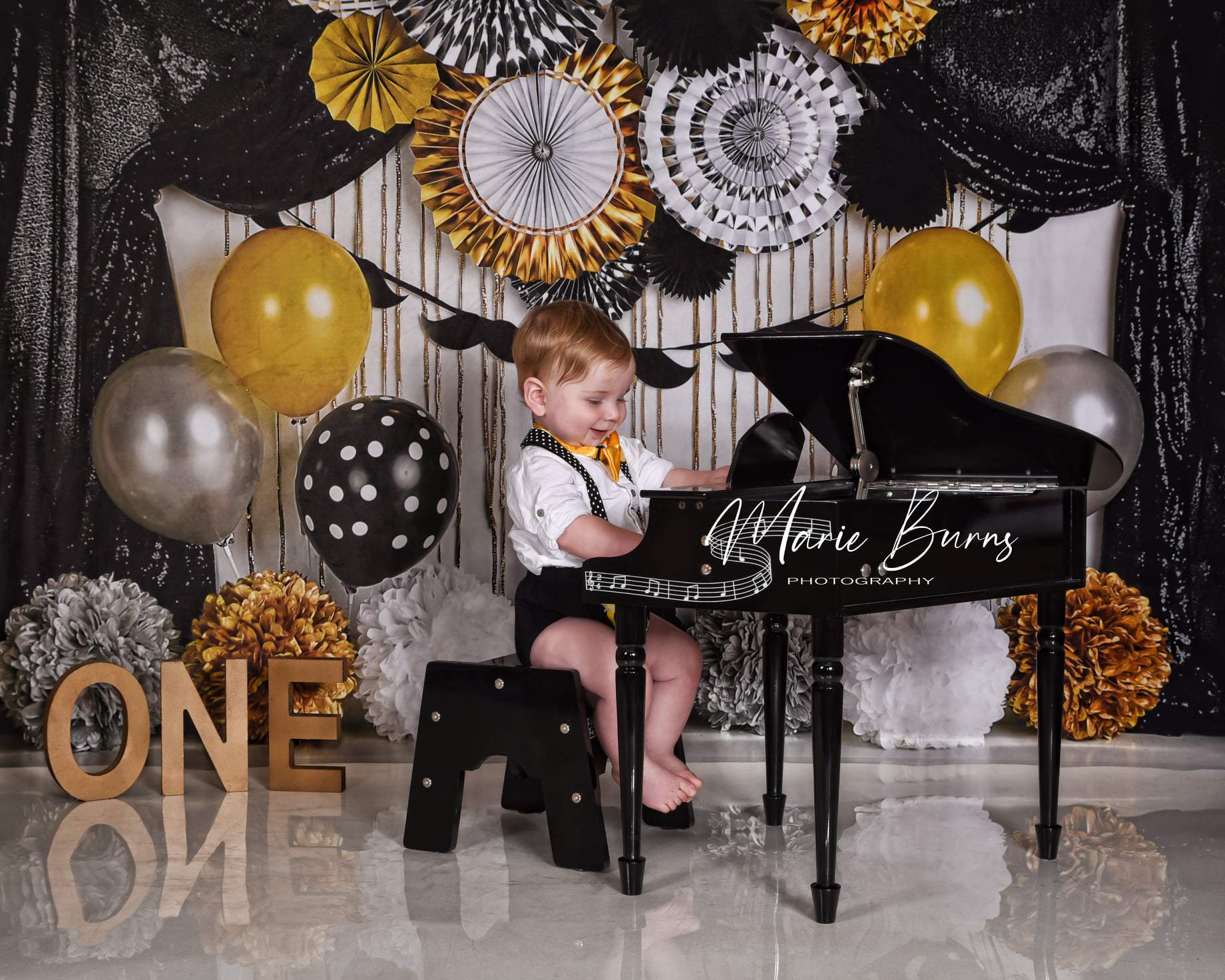 Kate 1er Anniversaire Ballons Noir Blanc Toile de fond conçue par Mandy Ringe - Kate Backdrop FR