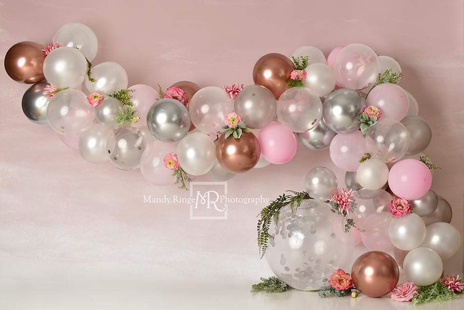 Kate Arc de ballons Fleurs Rose Blanc Toile de fond conçue par Mandy Ringe