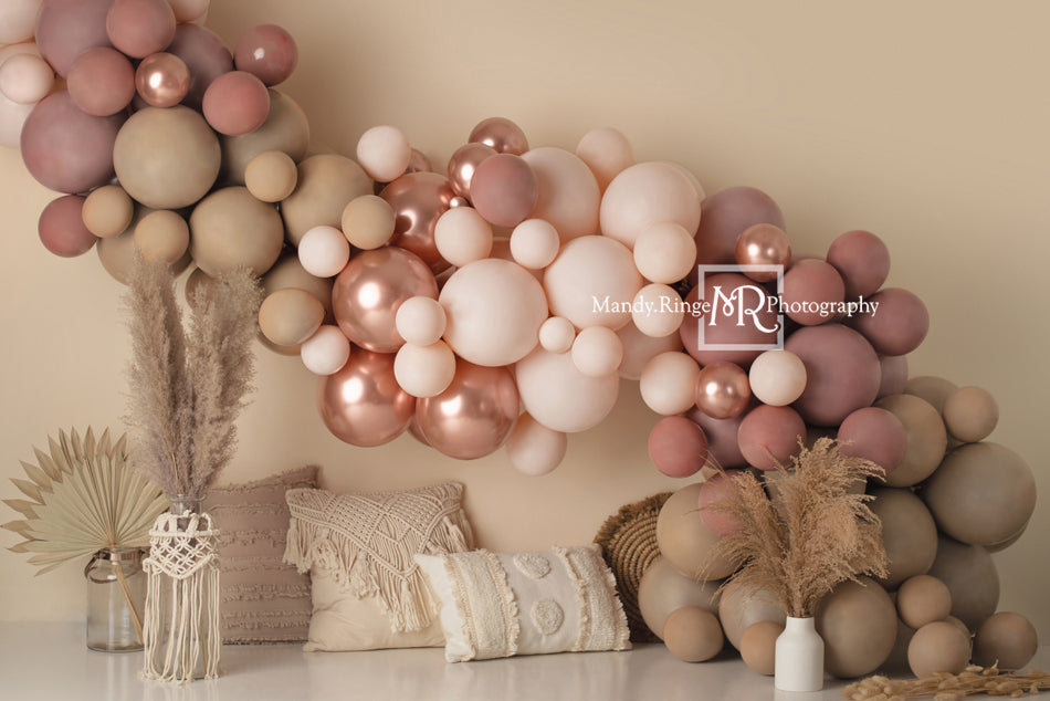 Kate Ballons Boho Macramé Oreillers Rose Toile de fond Conçu par Mandy Ringe