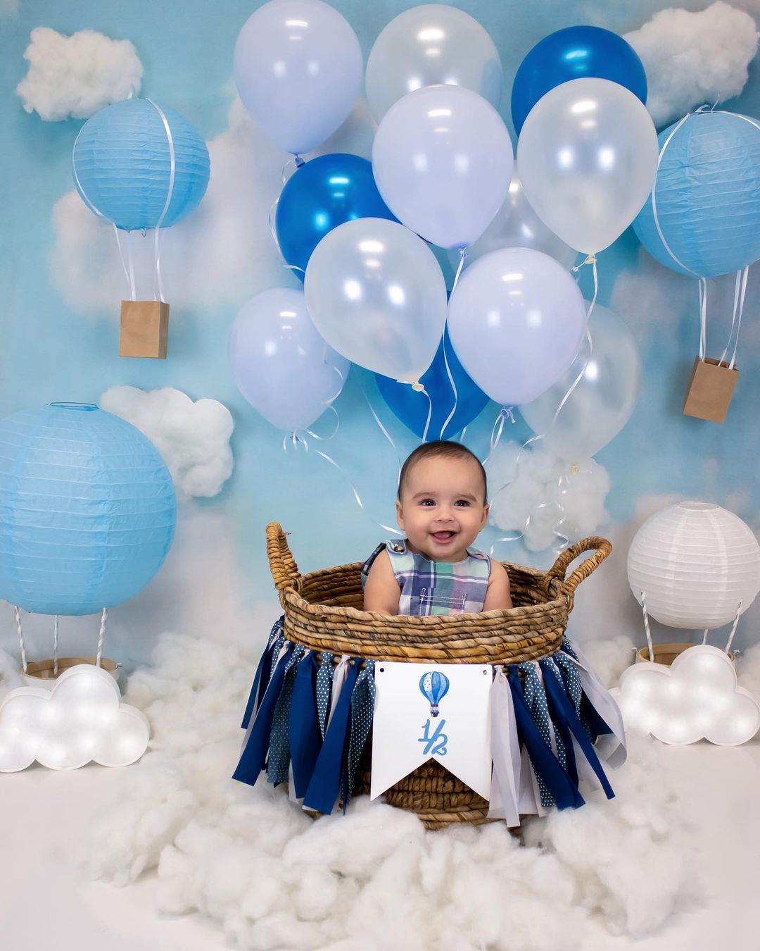 Kate Montgolfière Nuages blancs Ciel bleu Enfant Toile de fond pour la photographie