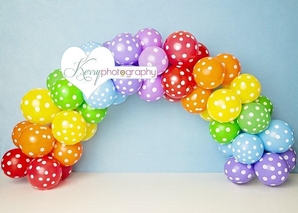 Kate Anniversaire Enfants Ballon Arc-en-ciel Toile de fond conçu par Kerry Anderson - Kate Backdrop FR